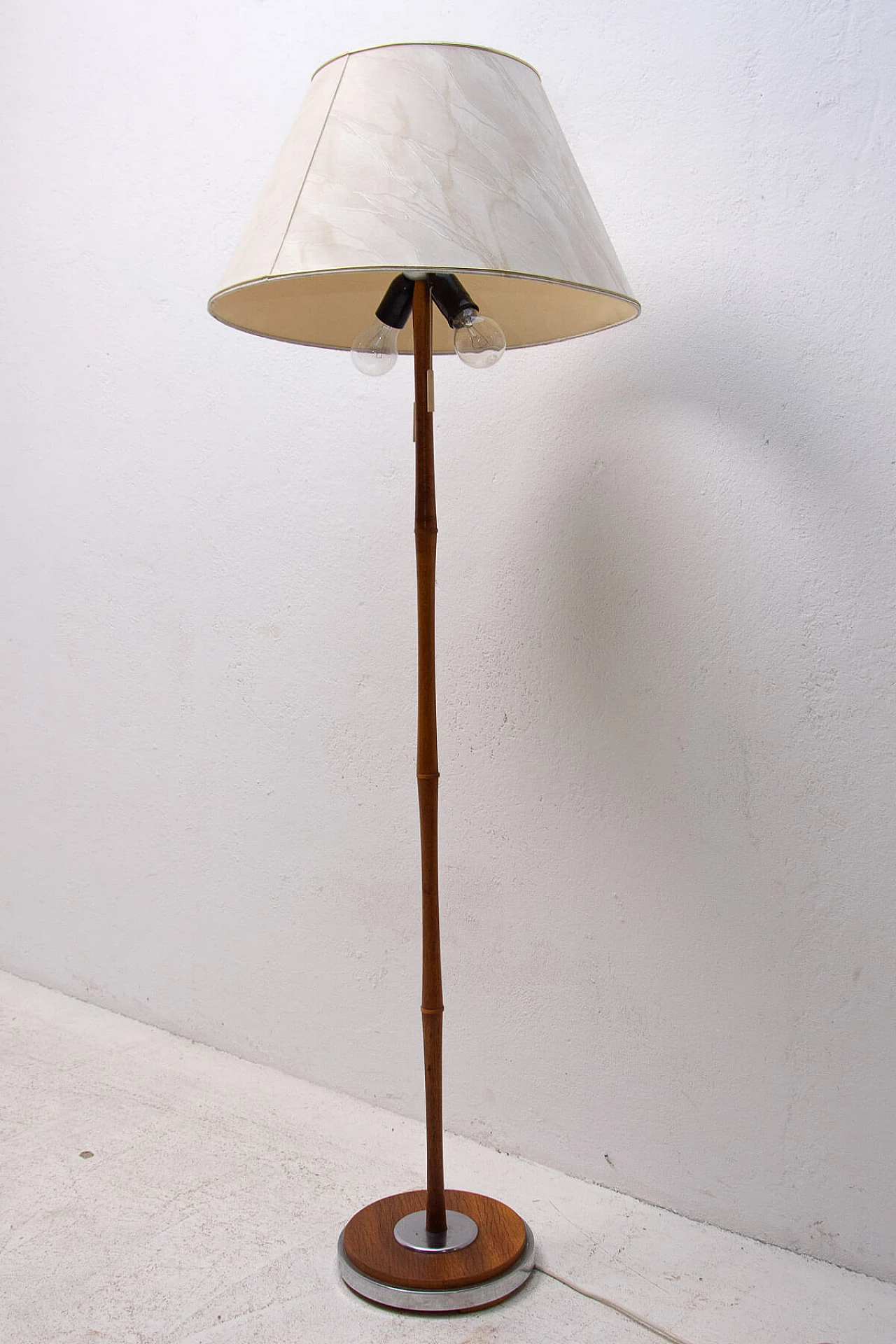 Floor lamp with wooden frame, 1960s 1364089