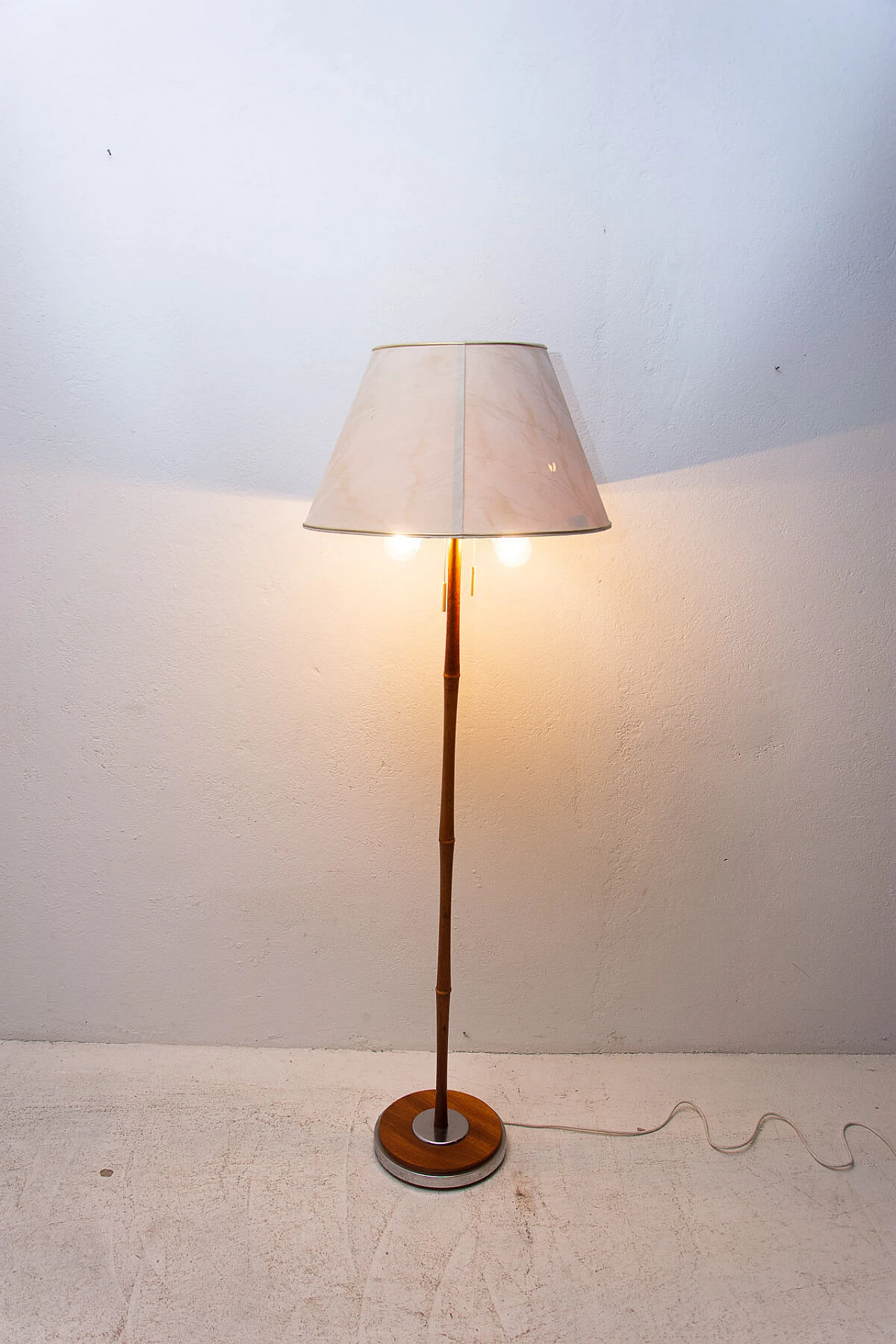 Floor lamp with wooden frame, 1960s 1364096