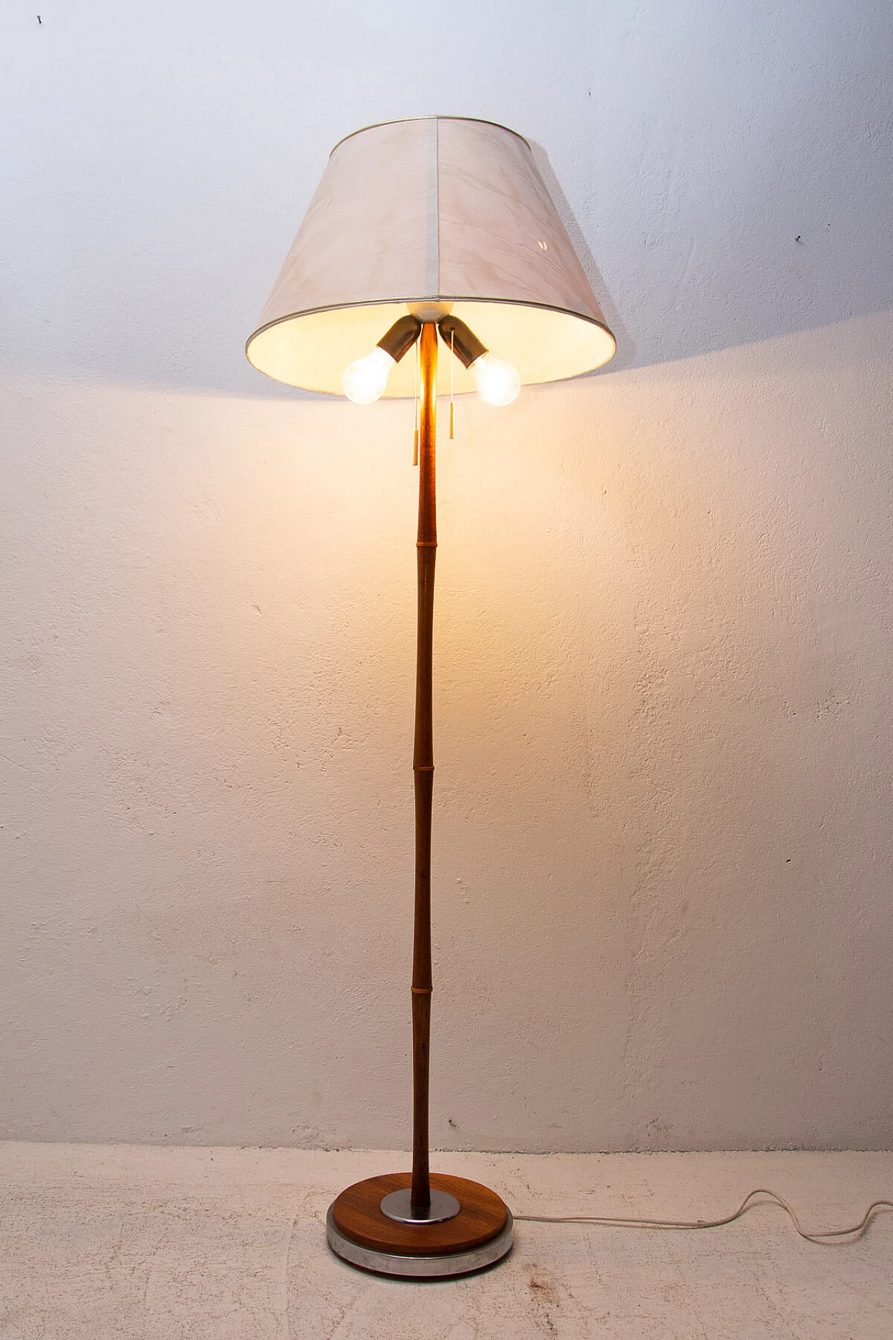 Floor lamp with wooden frame, 1960s 1364097