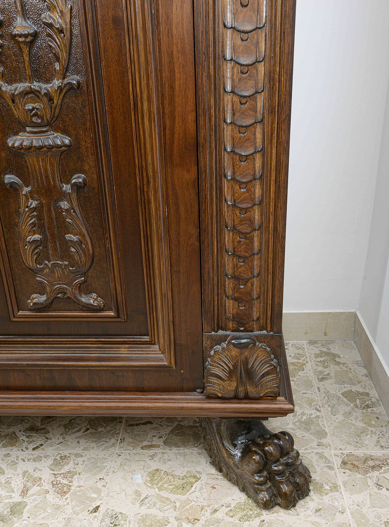 Carved showcase bookcase with lion's paw feet and leatherette top 1364258