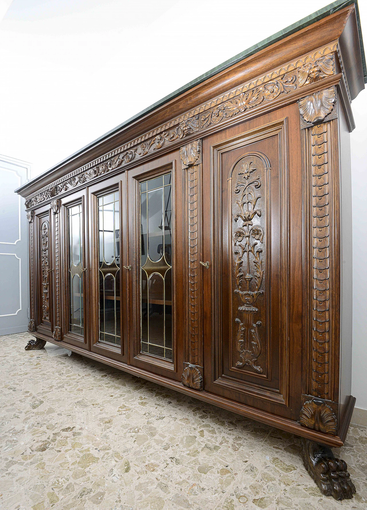 Carved showcase bookcase with lion's paw feet and leatherette top 1364264