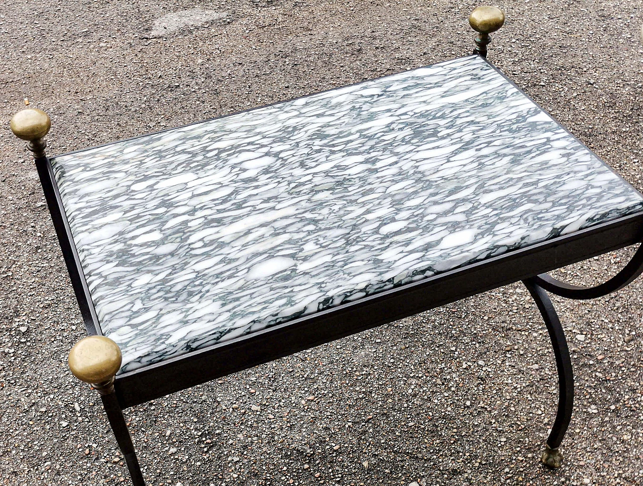 Tavolino in ferro battuto con piedi in ottone e piano in marmo molato, anni '80 1364273