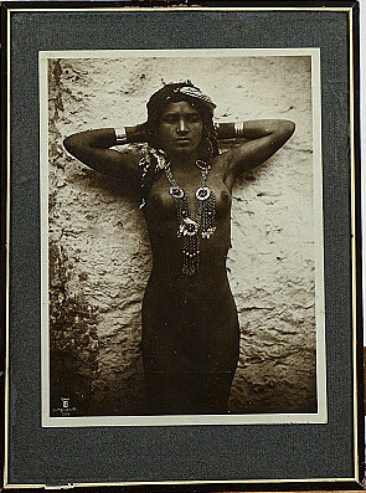 Fotografia di nudo di donna con collane, anni '20 1364306