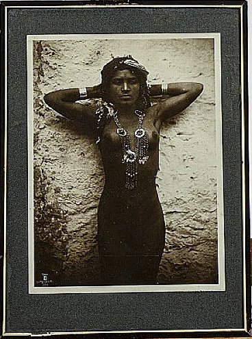 Fotografia di nudo di donna con collane, anni '20