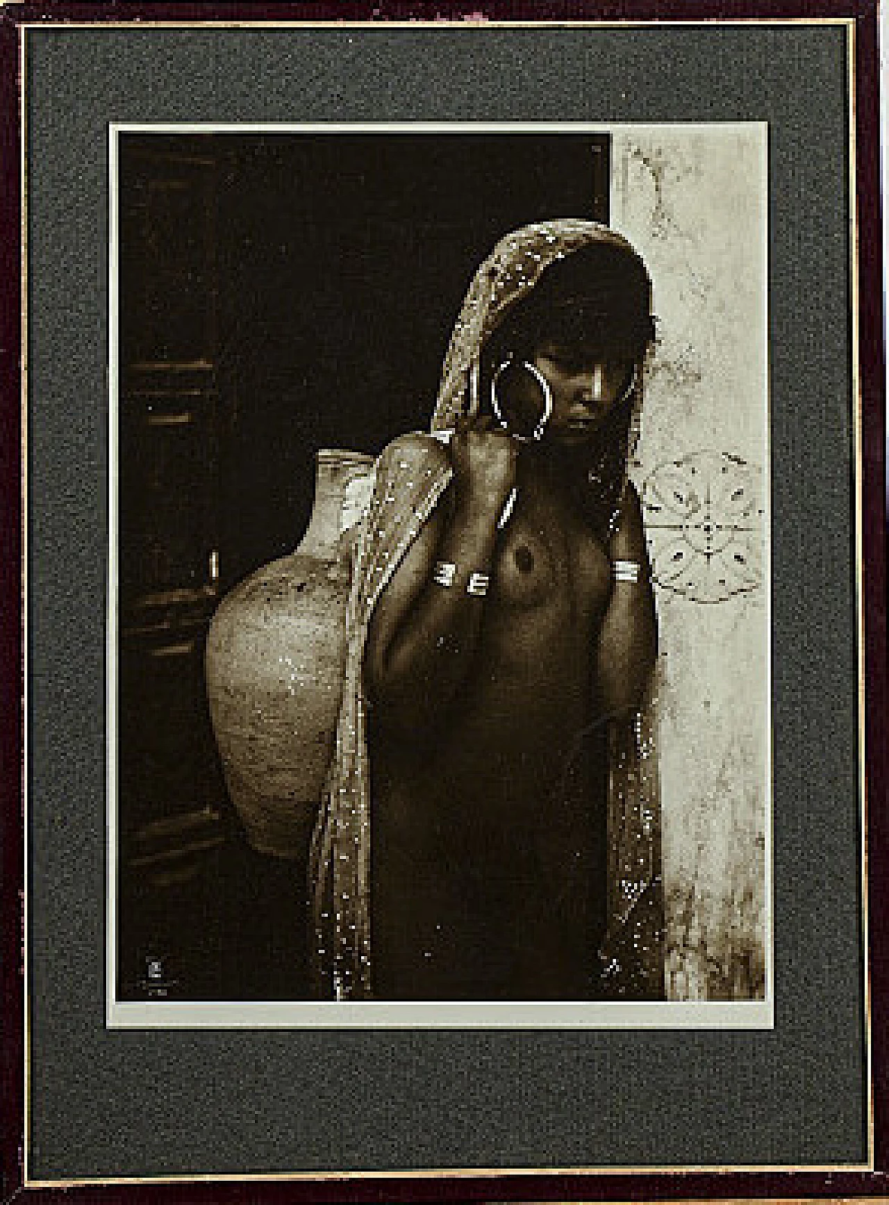 Fotografia di nudo di donna con velo e cesta, anni '20 1364323