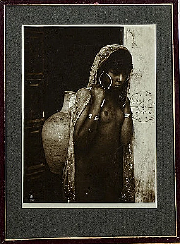 Fotografia di nudo di donna con velo e cesta, anni '20