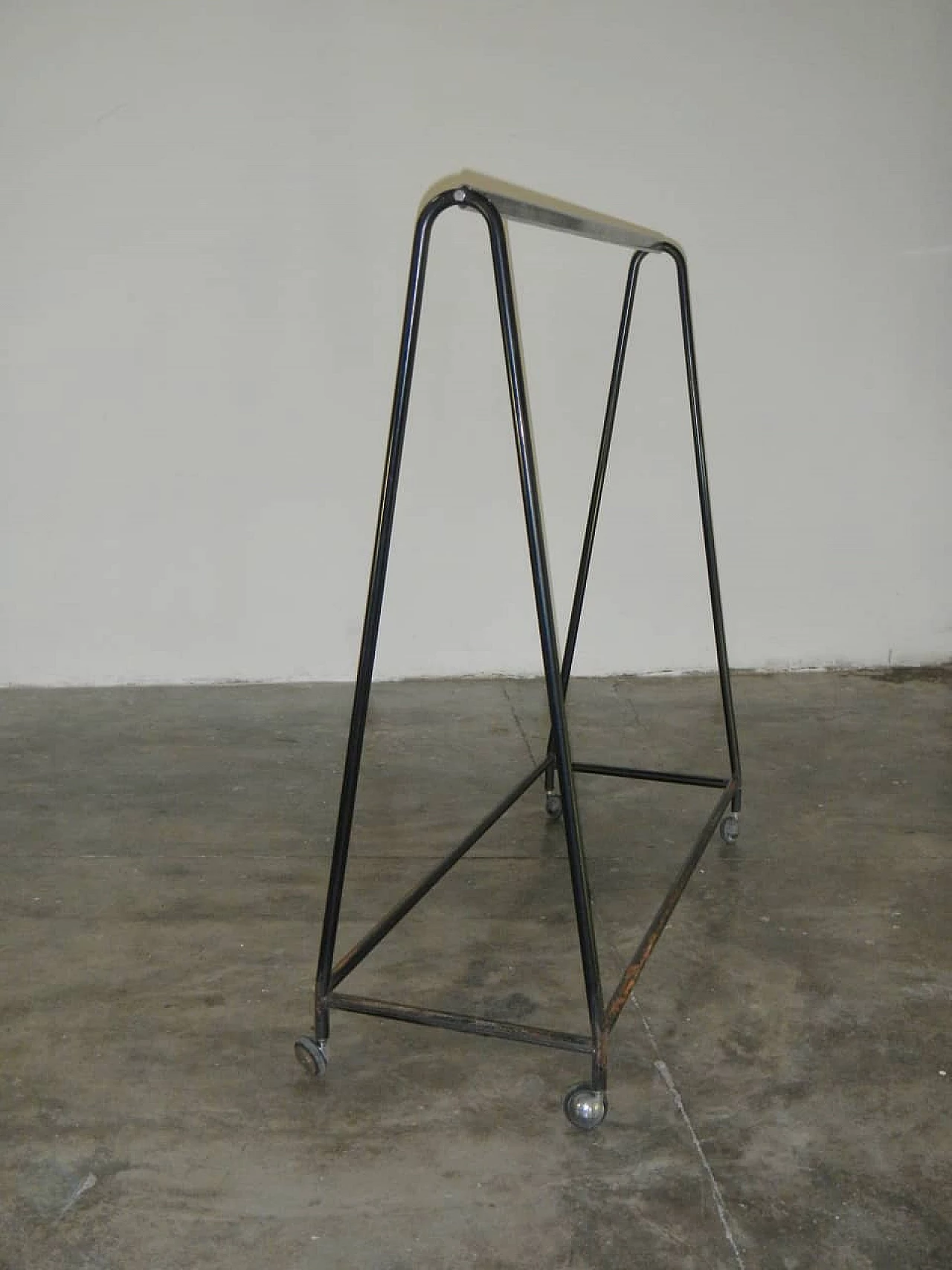 Metal tube hanger with wheels, 1950s 1365251