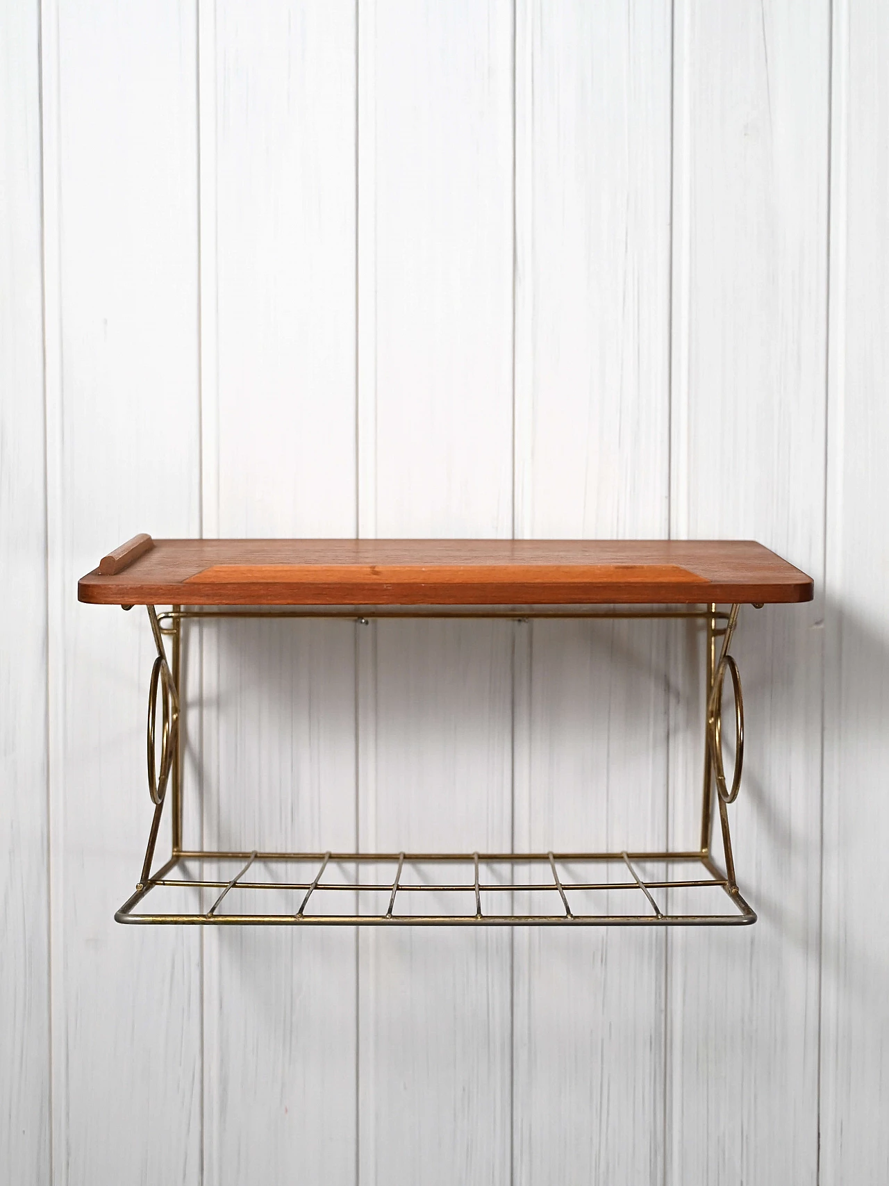 Comodino sospeso in teak con metallo dorato, anni '60 1365796