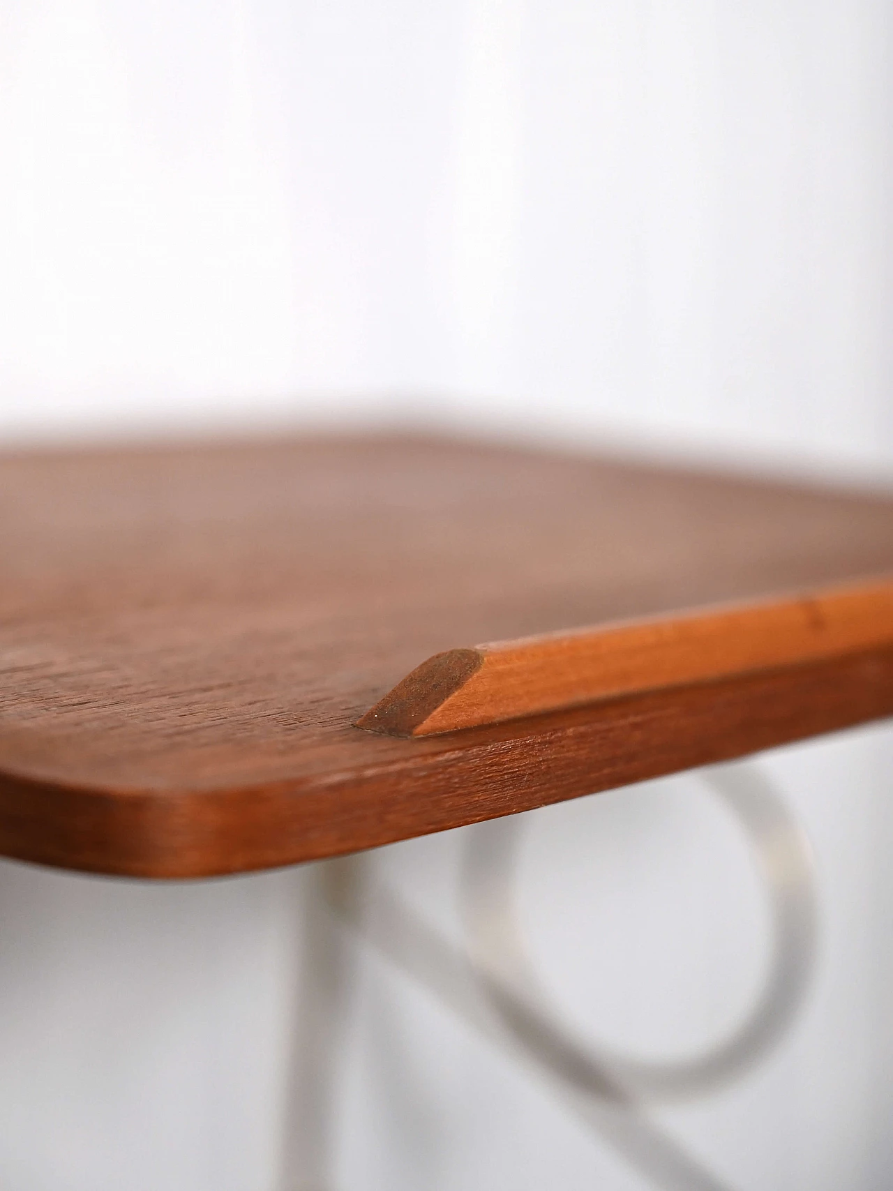 Comodino sospeso in teak con metallo dorato, anni '60 1365800