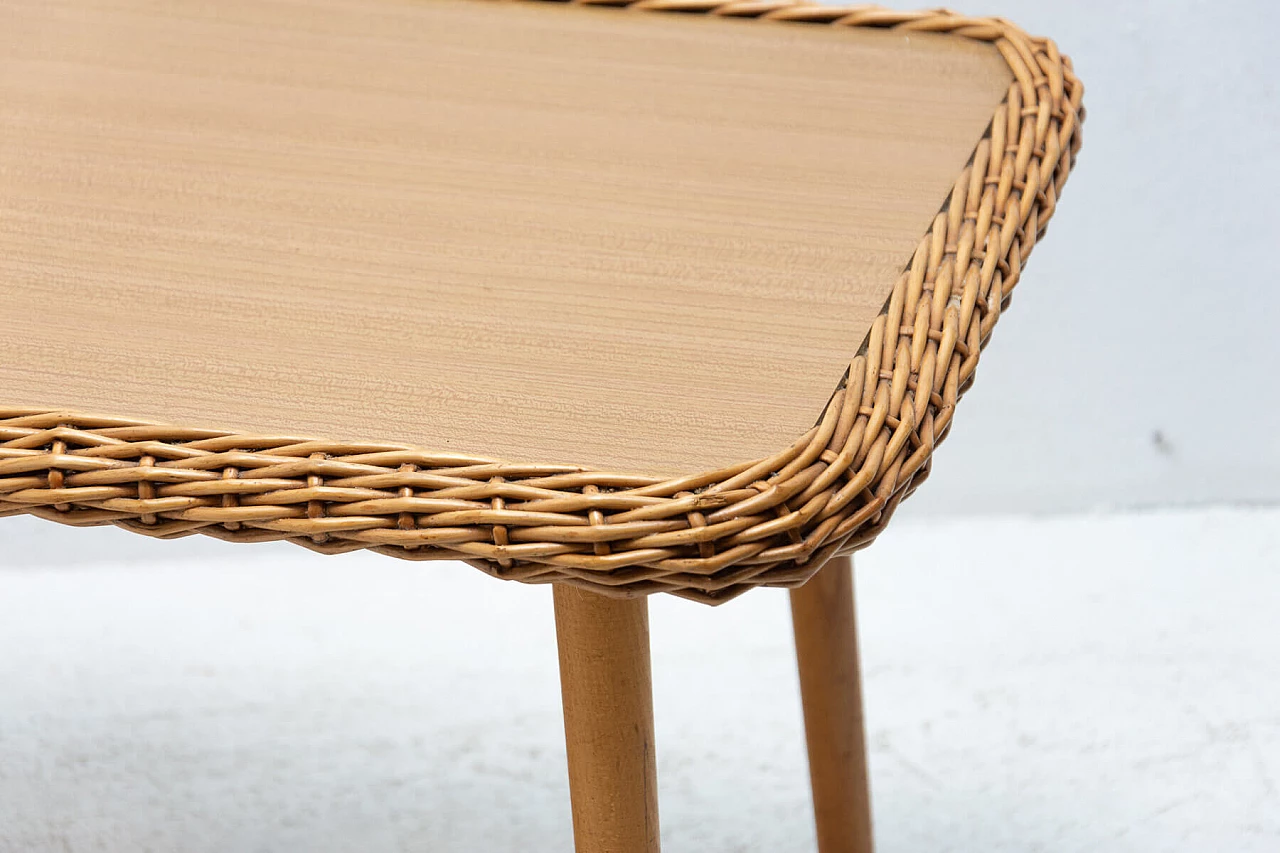 Tavolino in formica e vimini di Uluv, anni '60 1367052