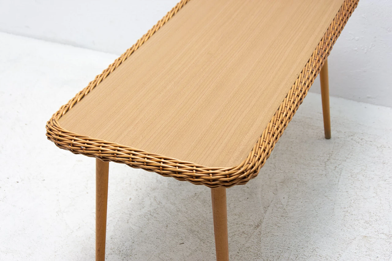 Tavolino in formica e vimini di Uluv, anni '60 1367056