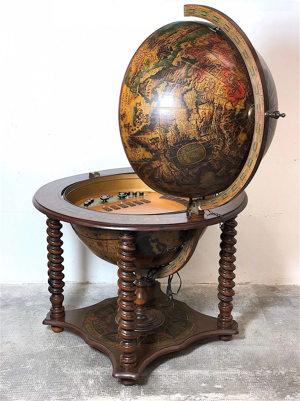Wundersen globe-shaped television set, 1967 1367120