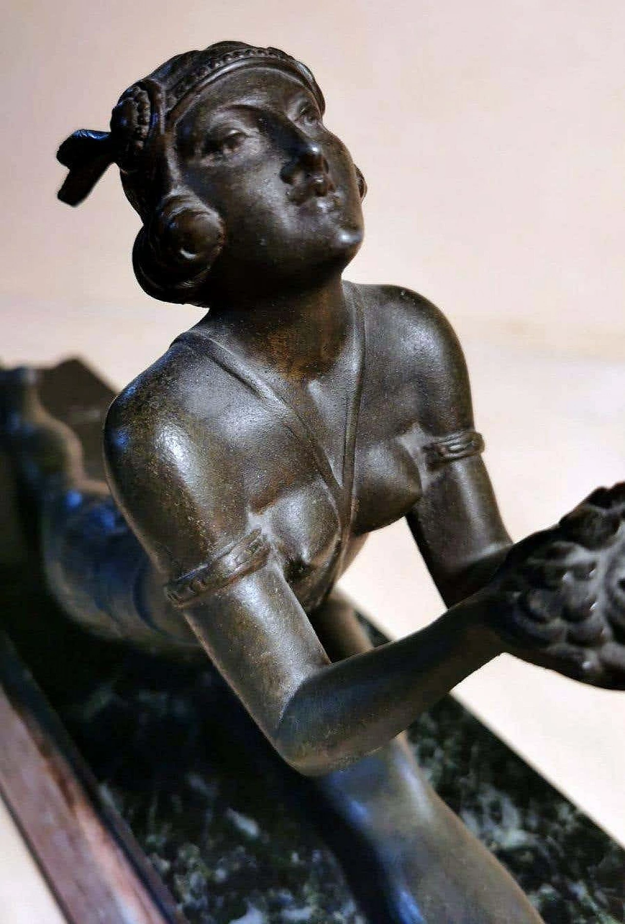 Statuetta in stile art noveau raffigurante giovane ballerina in bronzo con base in marmo, anni '20 1367454