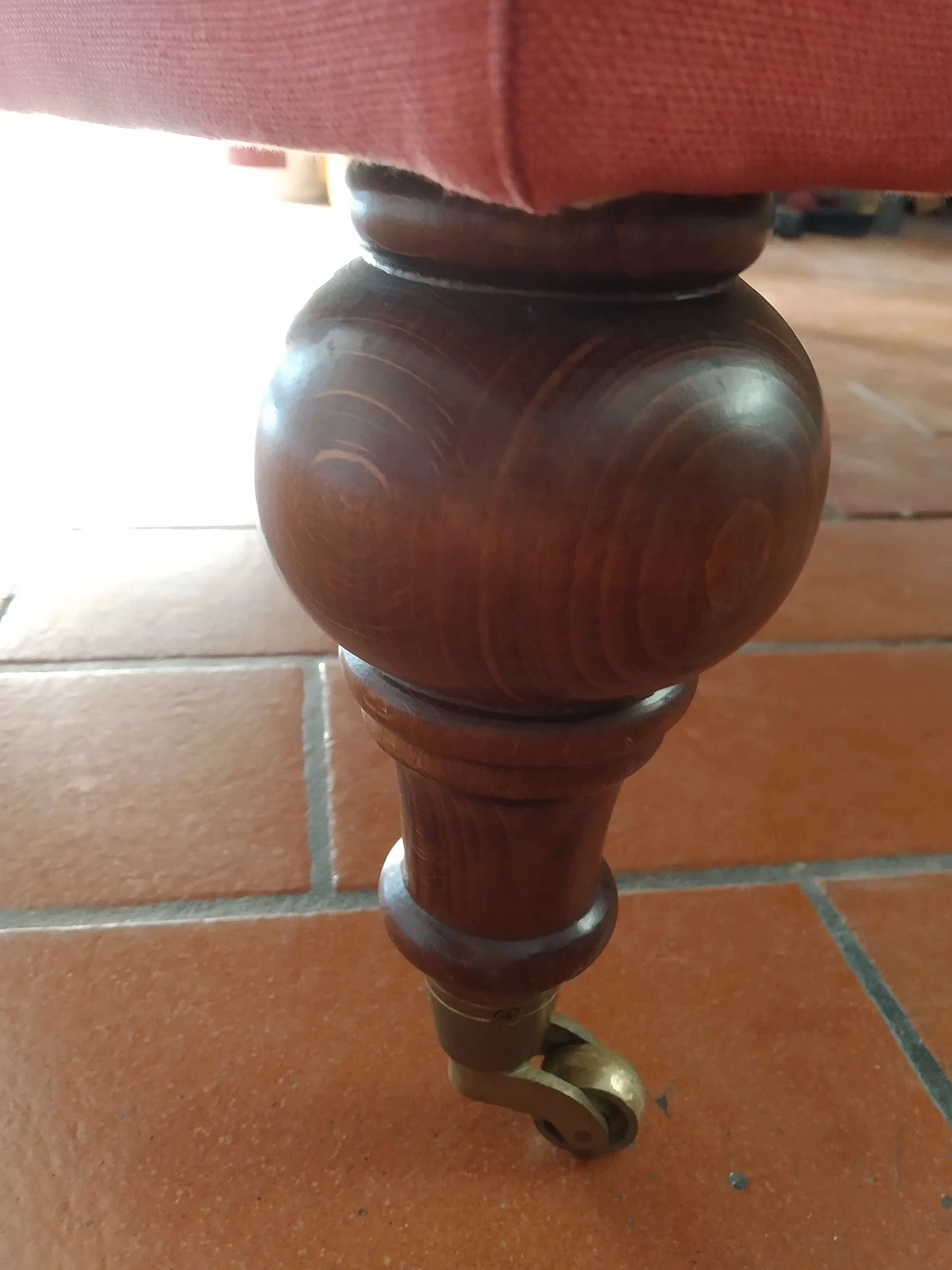 Pouf trapuntato con gambe in noce e ruote, anni '60 1368185