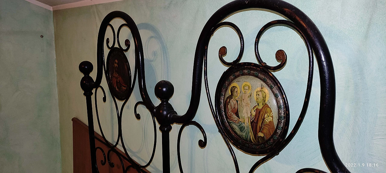 Wrought iron bed with hand-painted rosettes, mid-19th century 1368480