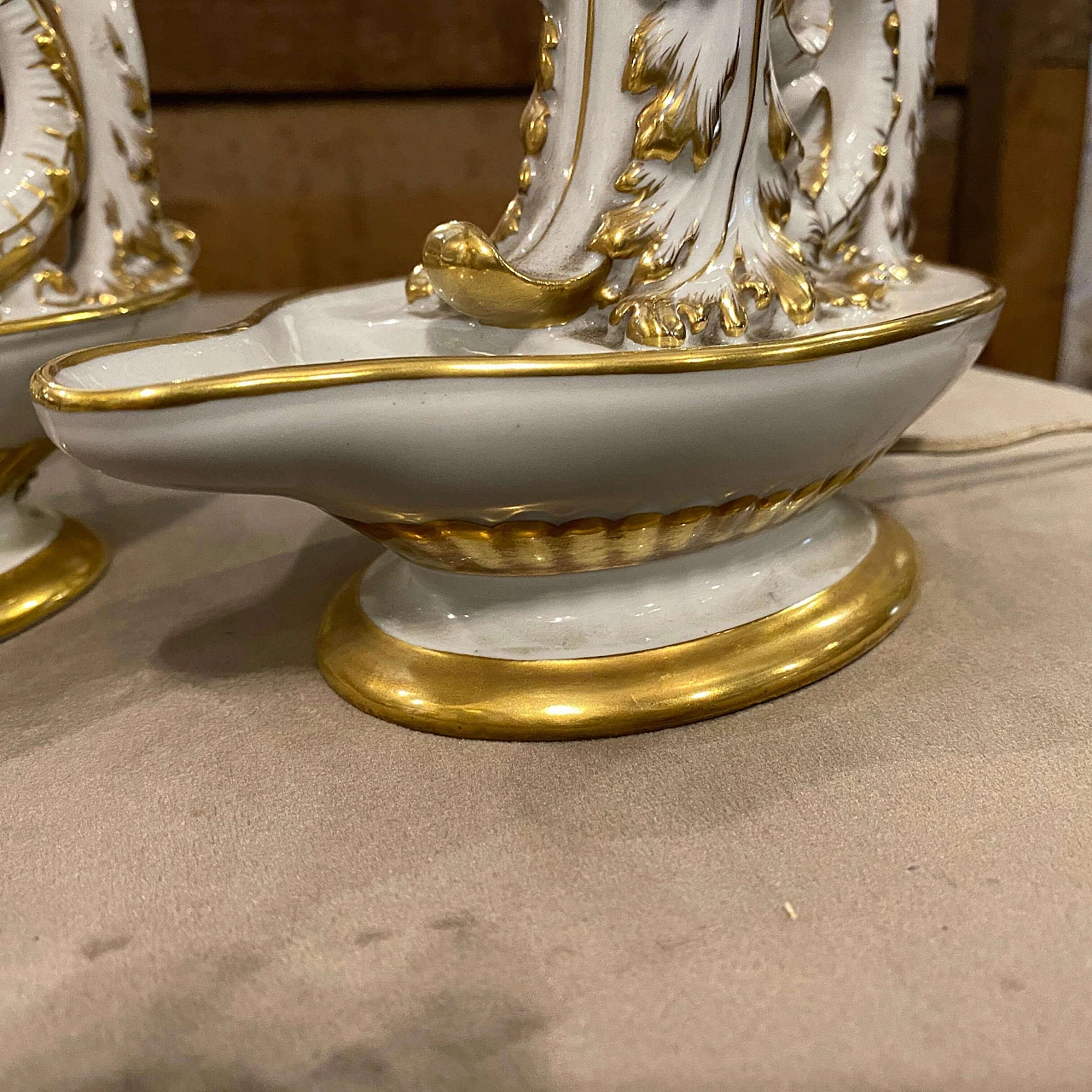 Coppia Di Lampade Da Tavolo In Stile Neoclassico In Porcellana Capodimonte, Del '900 - Foto 2