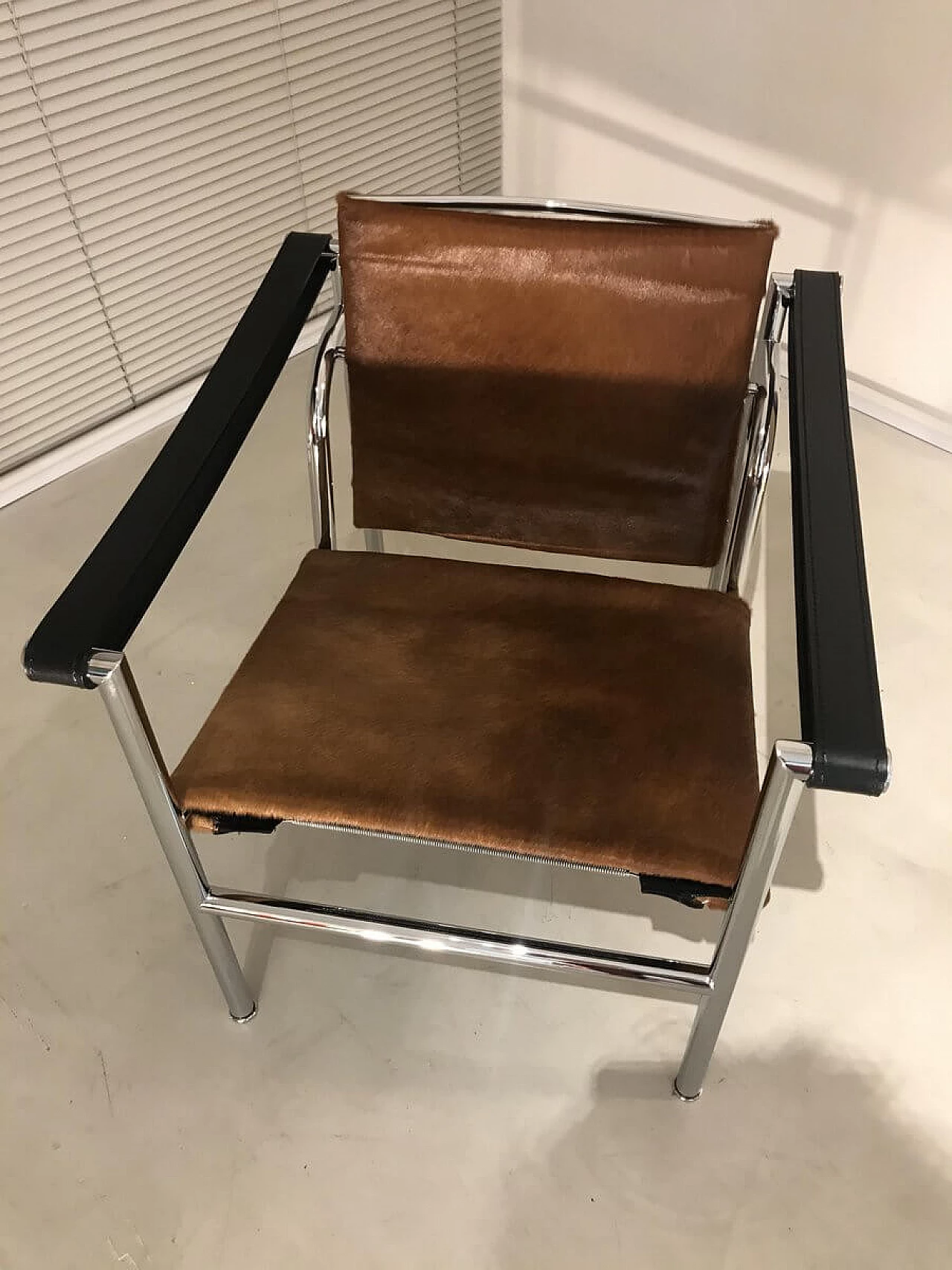 LC1 armchair in chrome-plated steel and cowhide by Le Corbusier for Cassina, 70s 1369290
