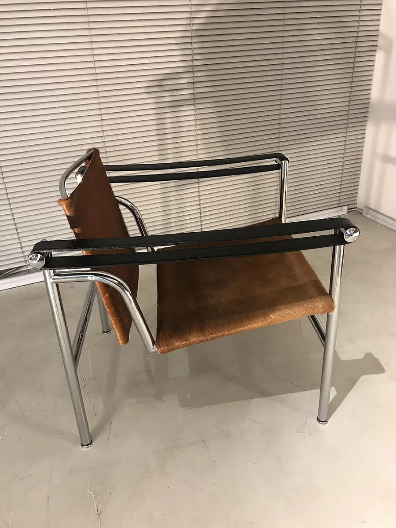 LC1 armchair in chrome-plated steel and cowhide by Le Corbusier for Cassina, 70s 1369291