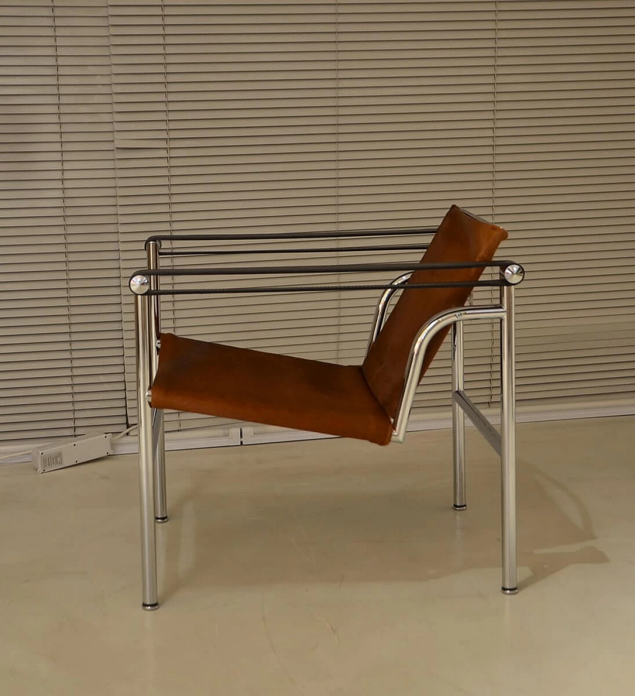 LC1 armchair in chrome-plated steel and cowhide by Le Corbusier for Cassina, 70s 1369299