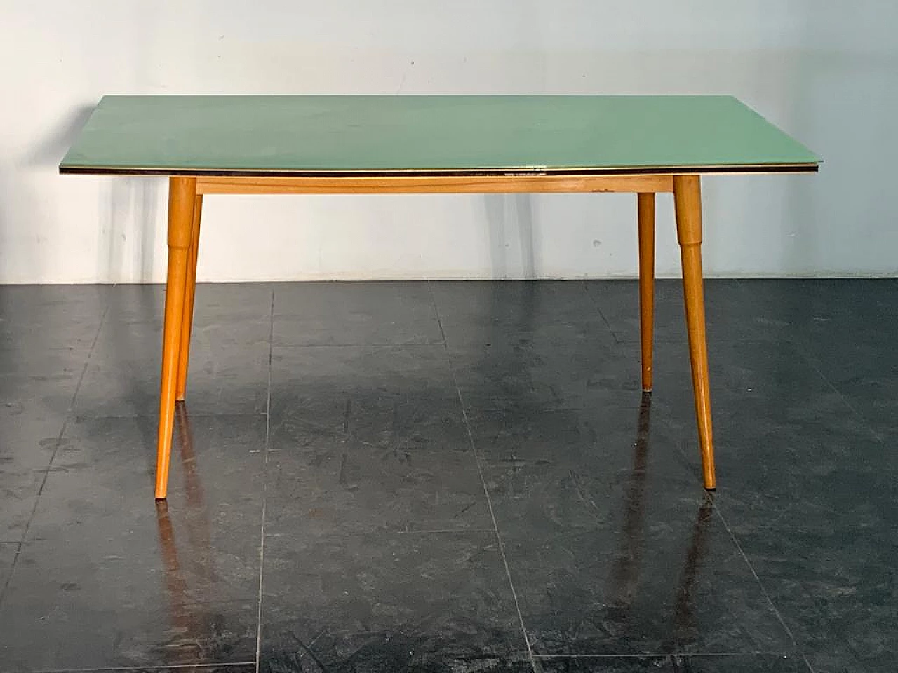 Table in black profiled beechwood with brass edges, 1950s 1369781