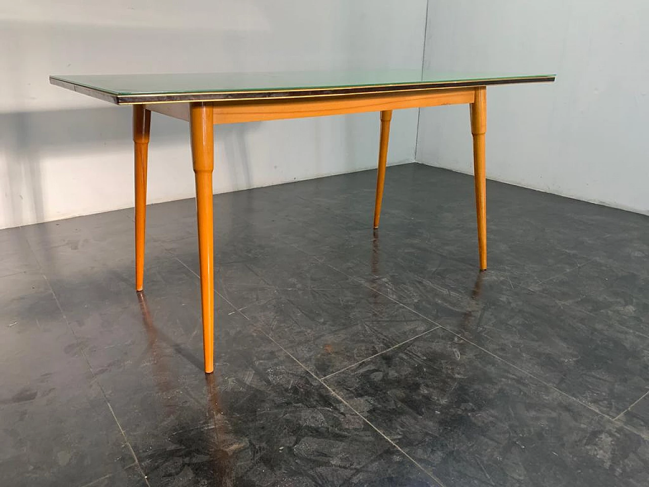 Table in black profiled beechwood with brass edges, 1950s 1369782