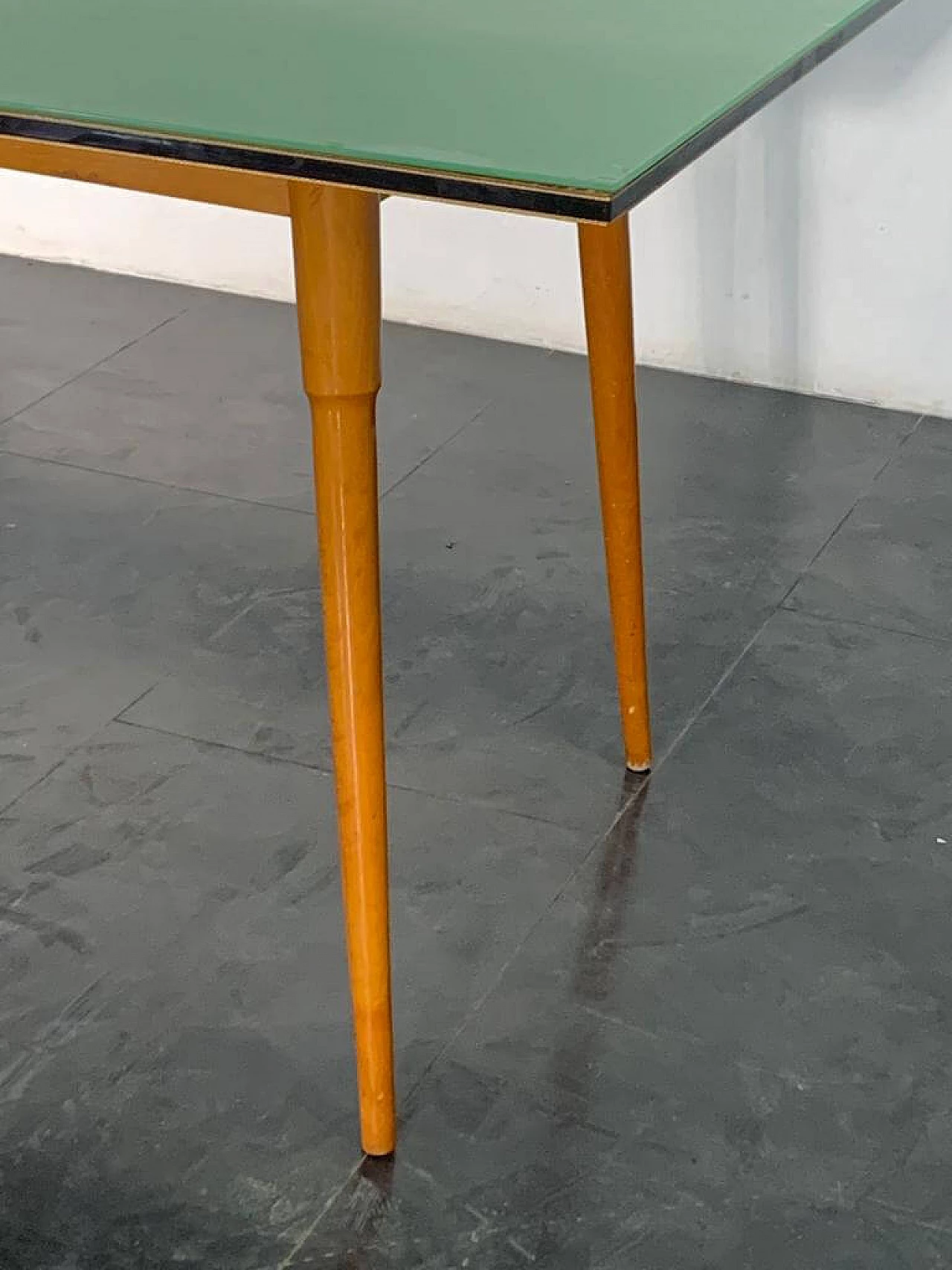 Table in black profiled beechwood with brass edges, 1950s 1369783