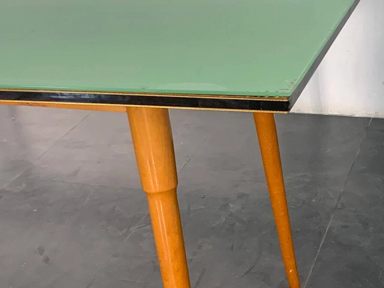 Table in black profiled beechwood with brass edges, 1950s 1369784