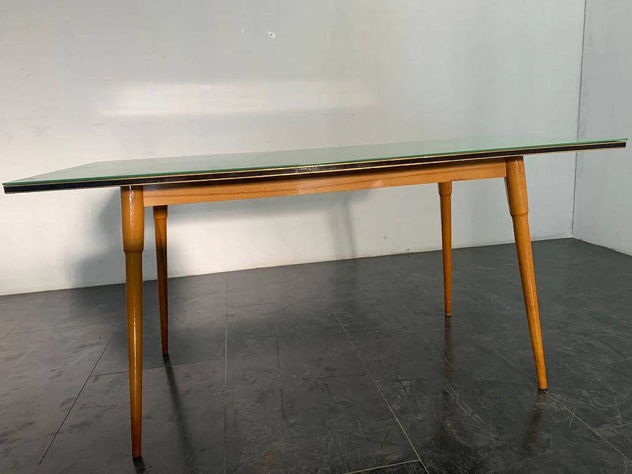 Table in black profiled beechwood with brass edges, 1950s 1369787