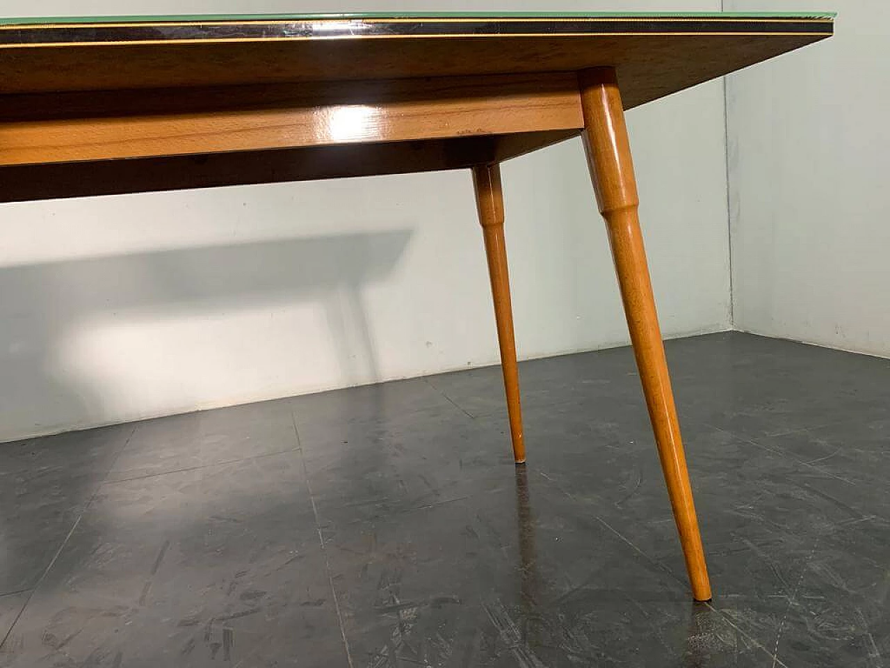 Table in black profiled beechwood with brass edges, 1950s 1369788