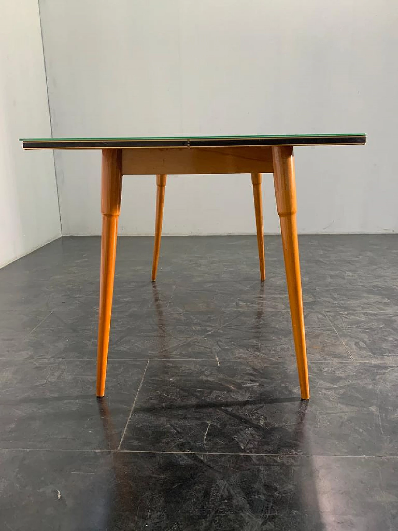 Table in black profiled beechwood with brass edges, 1950s 1369789
