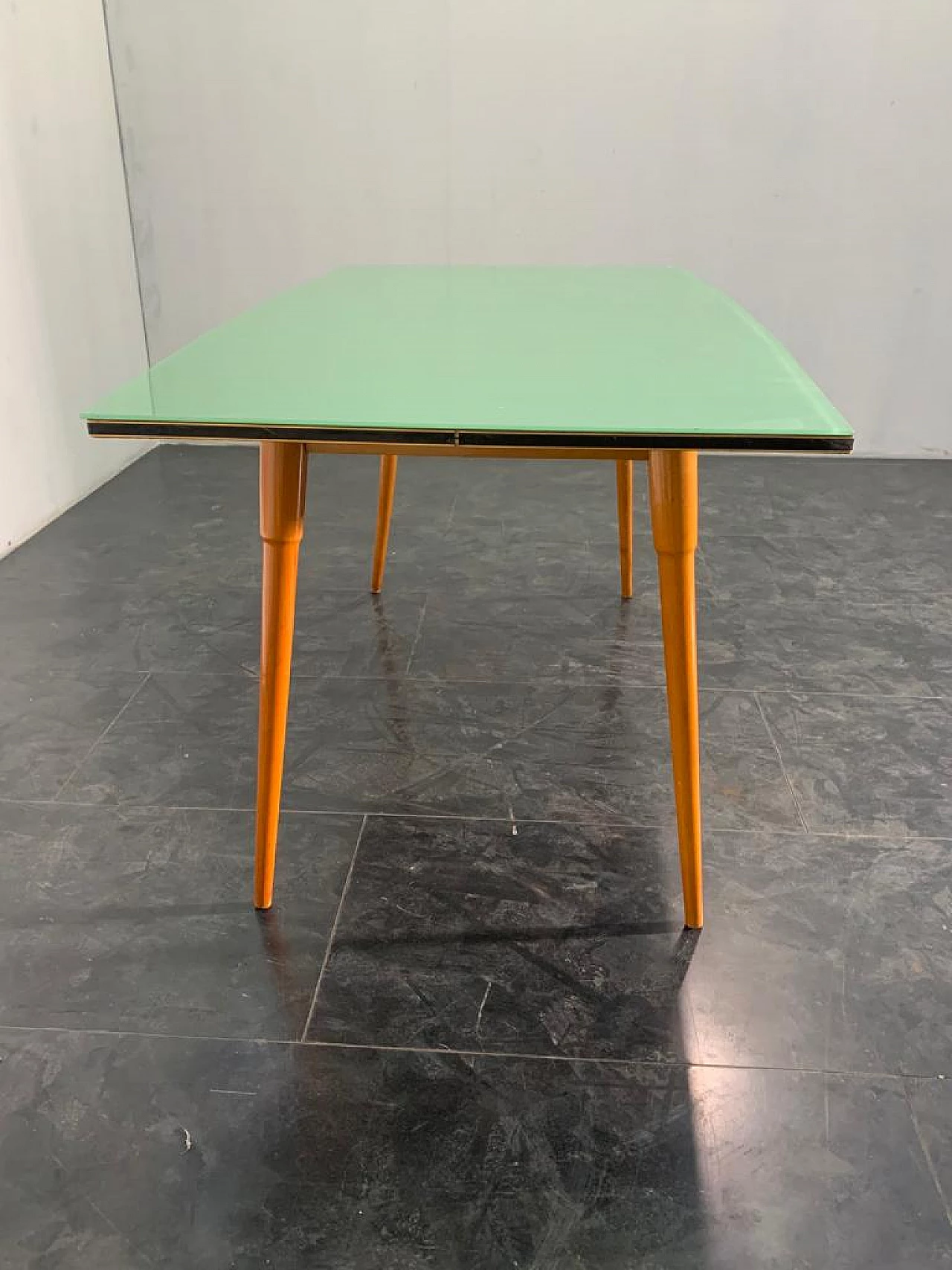 Table in black profiled beechwood with brass edges, 1950s 1369790