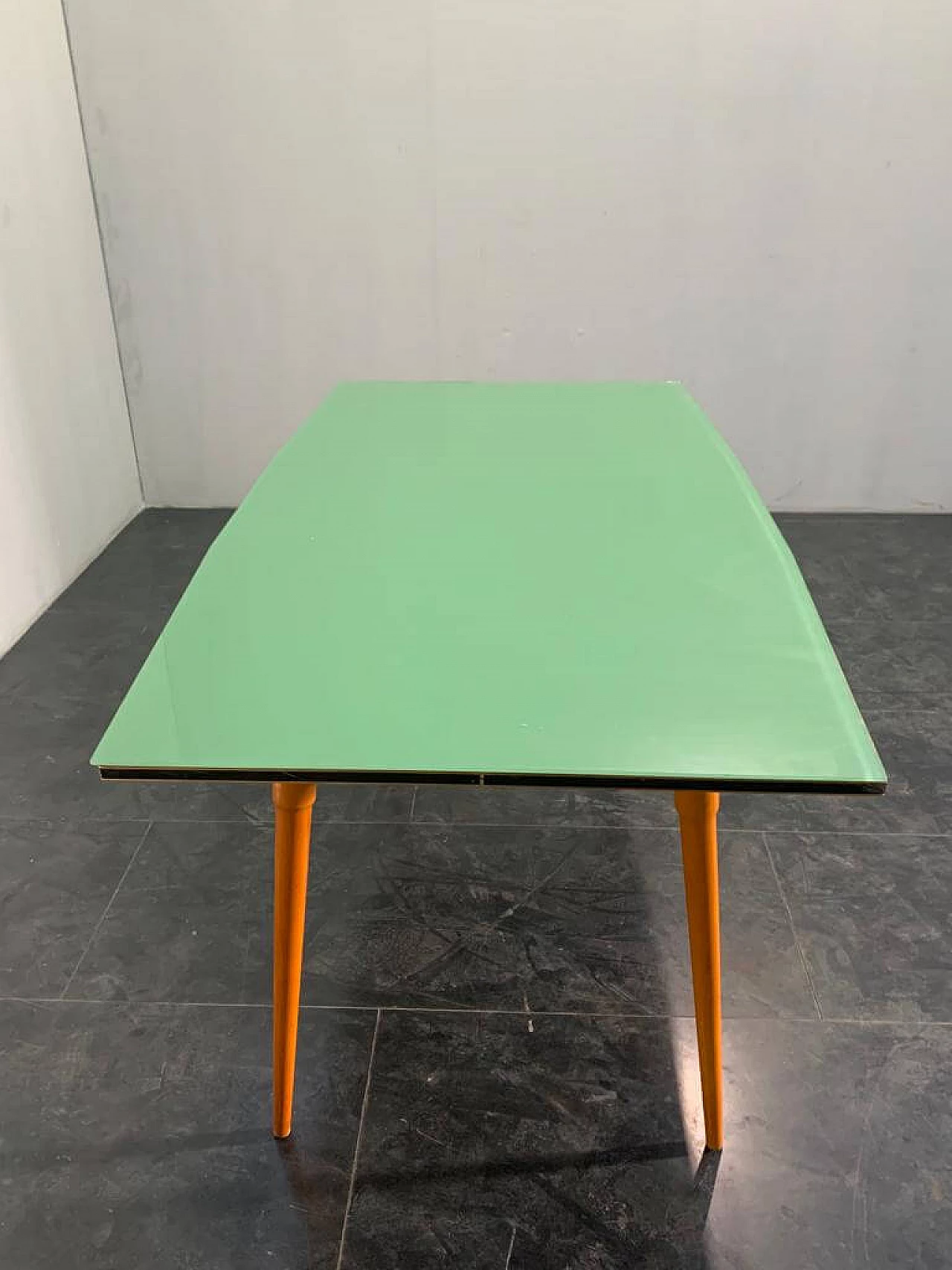 Table in black profiled beechwood with brass edges, 1950s 1369791