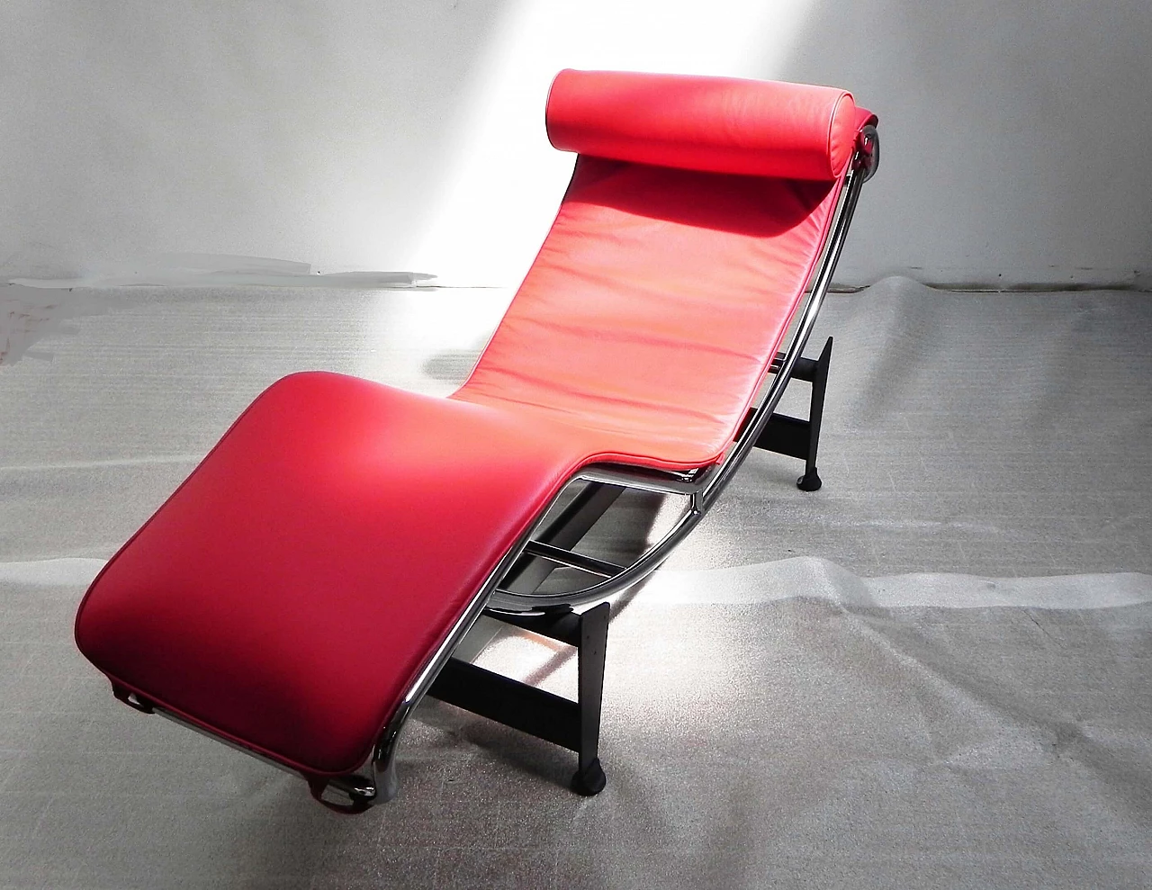 Chaise longue in chromed metal and red leather, 1990s 1370501