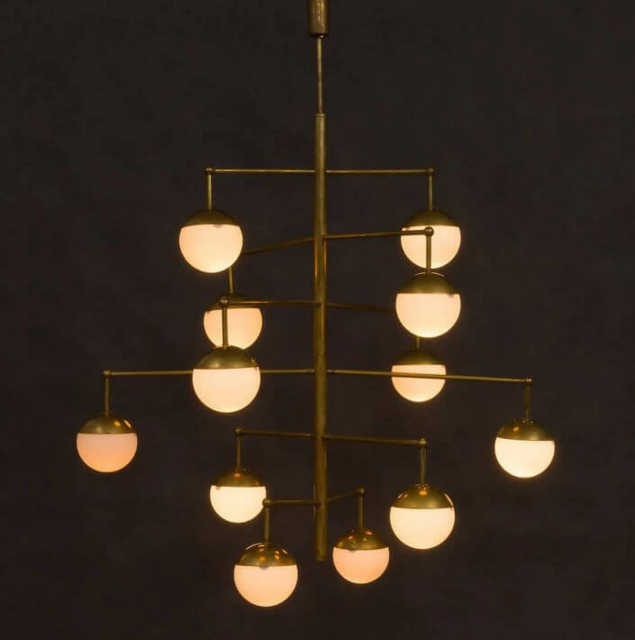 Lampadario in ottone con 12 paralumi in vetro opalino, anni '70 1370548