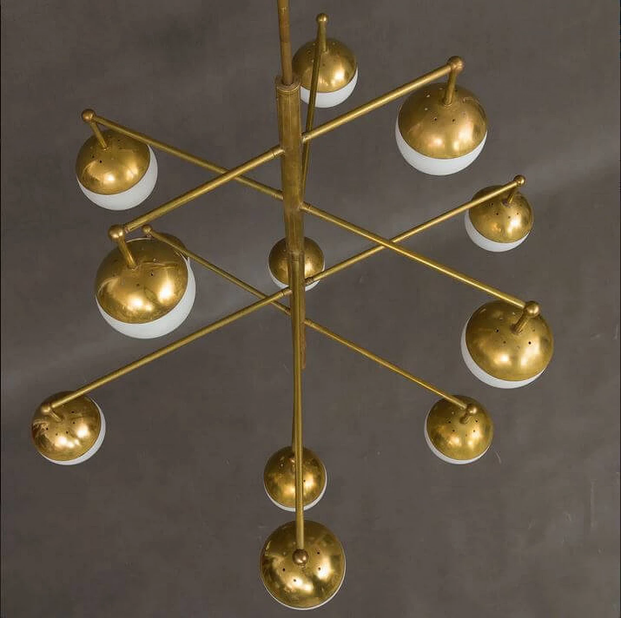 Lampadario in ottone con 12 paralumi in vetro opalino, anni '70 1370549