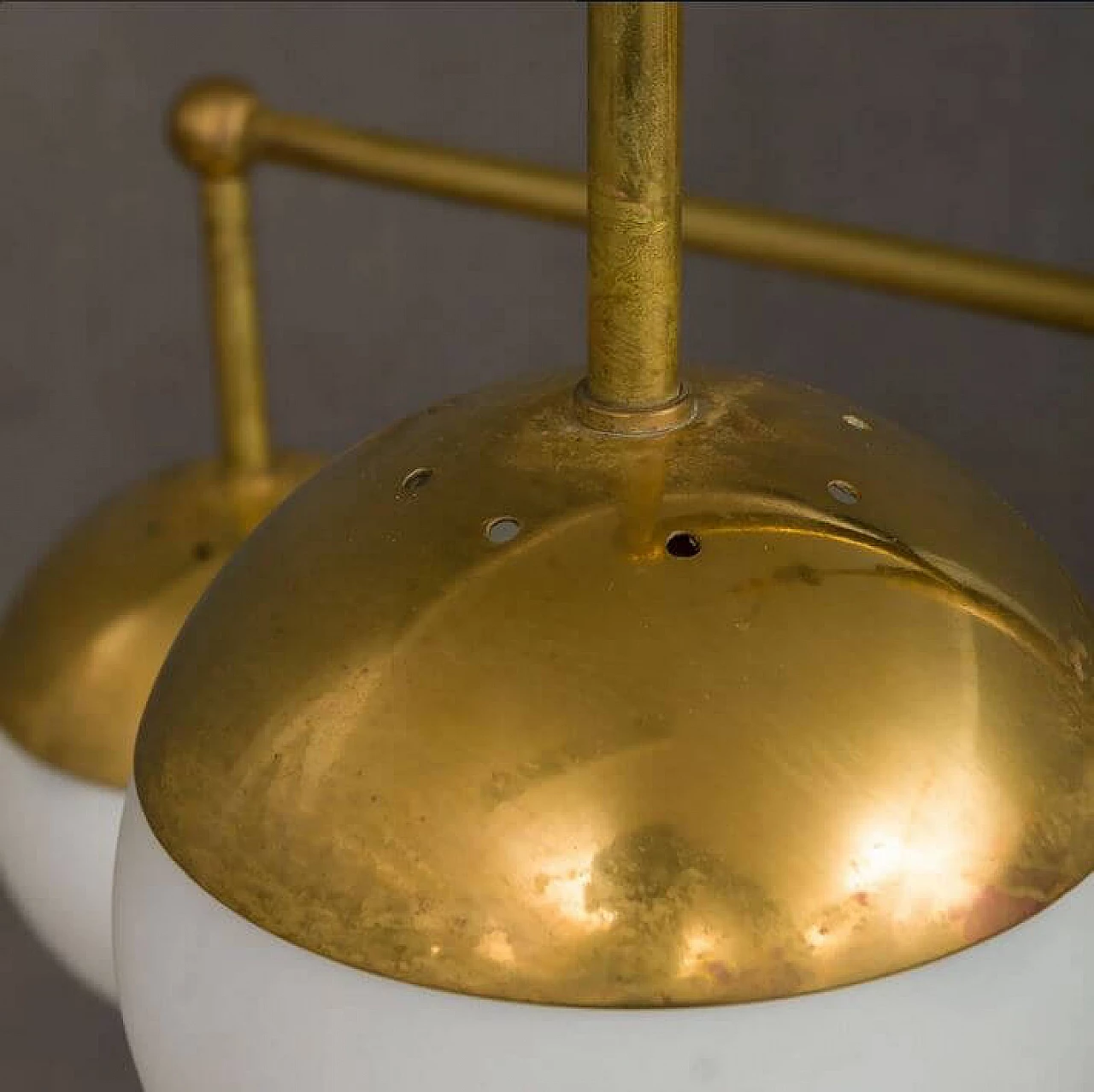 Lampadario in ottone con 12 paralumi in vetro opalino, anni '70 1370554