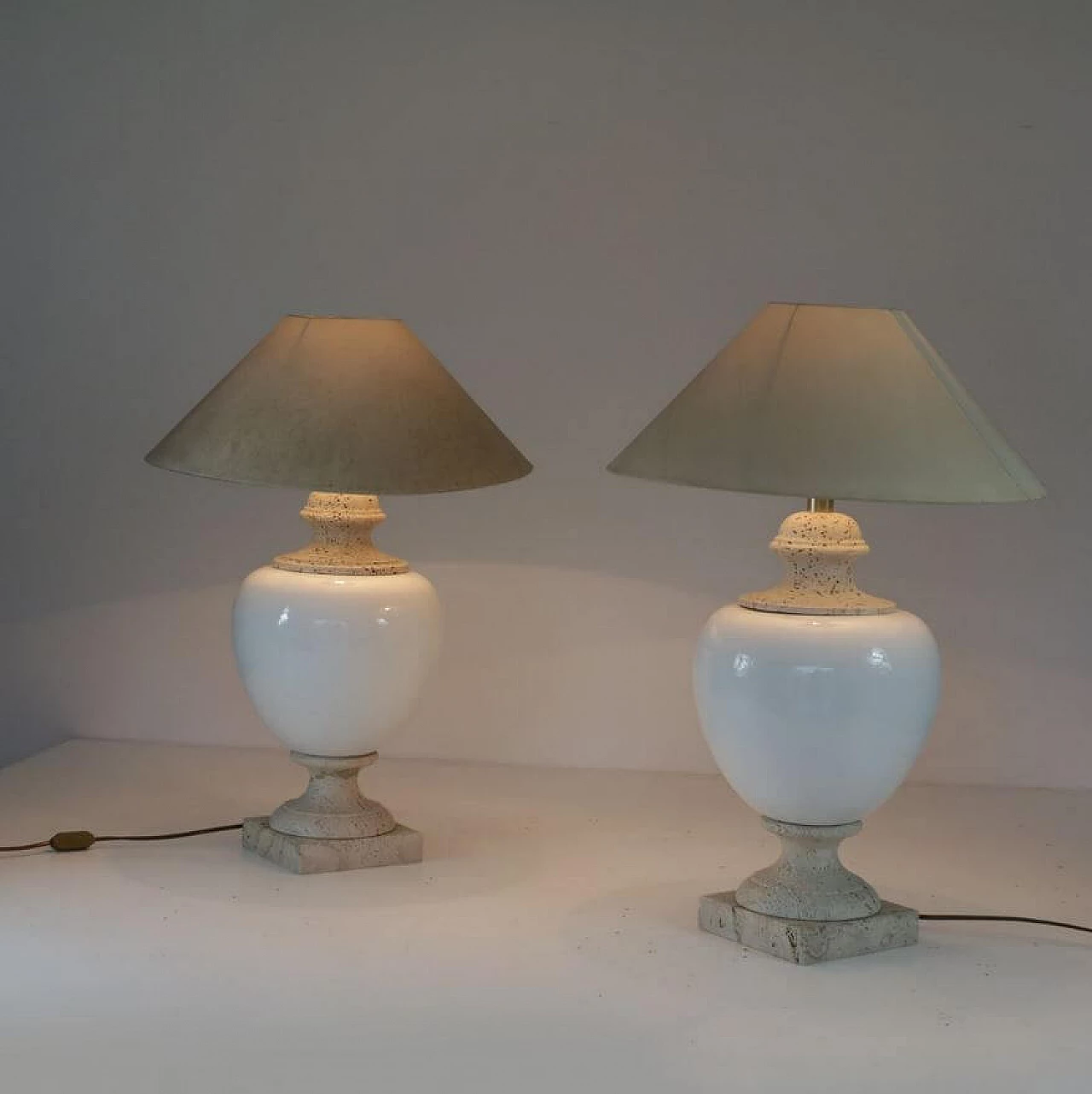 Coppia di lampade da tavolo in ceramica e travertino, anni '50 1371144