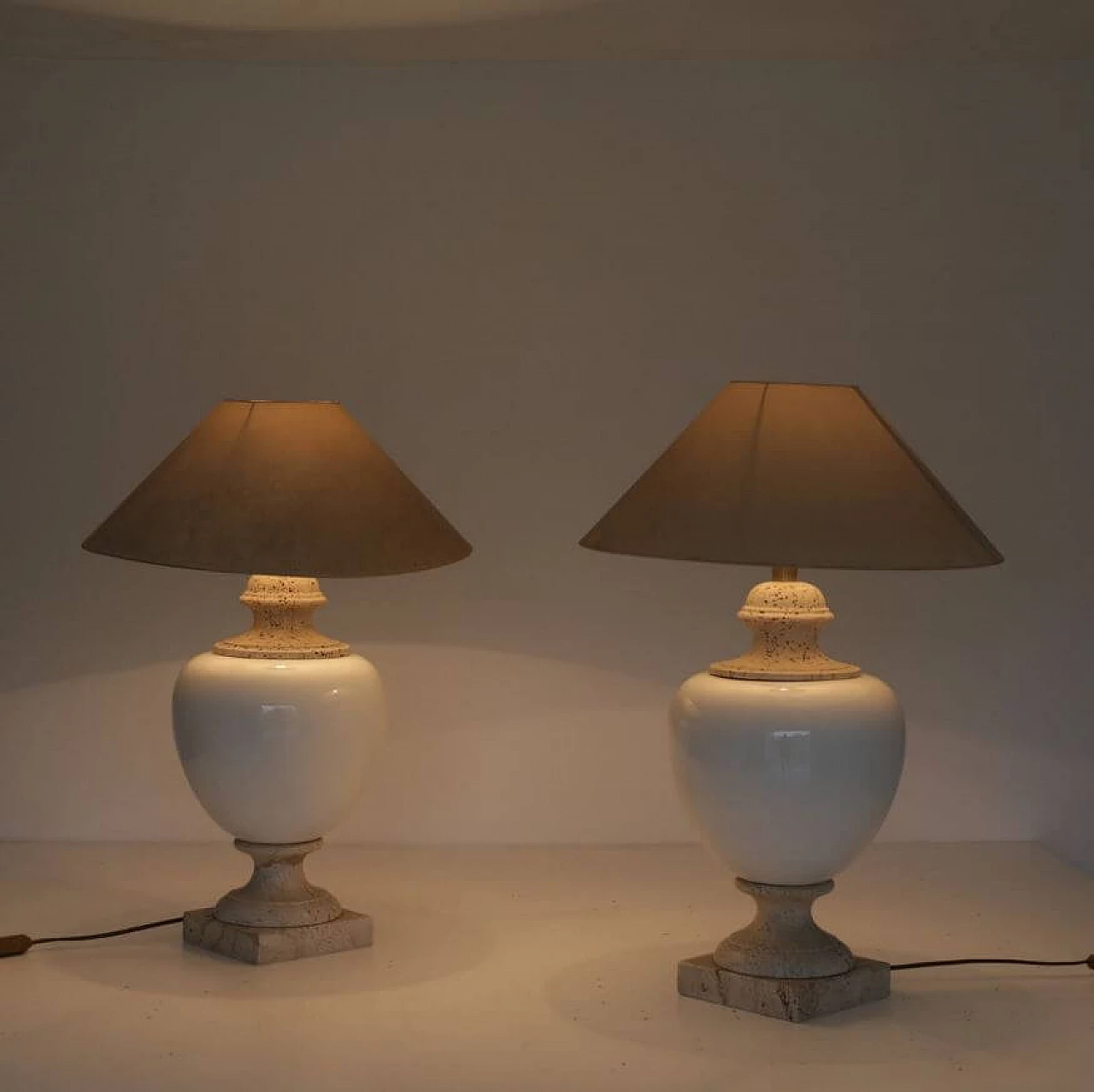 Coppia di lampade da tavolo in ceramica e travertino, anni '50 1371146