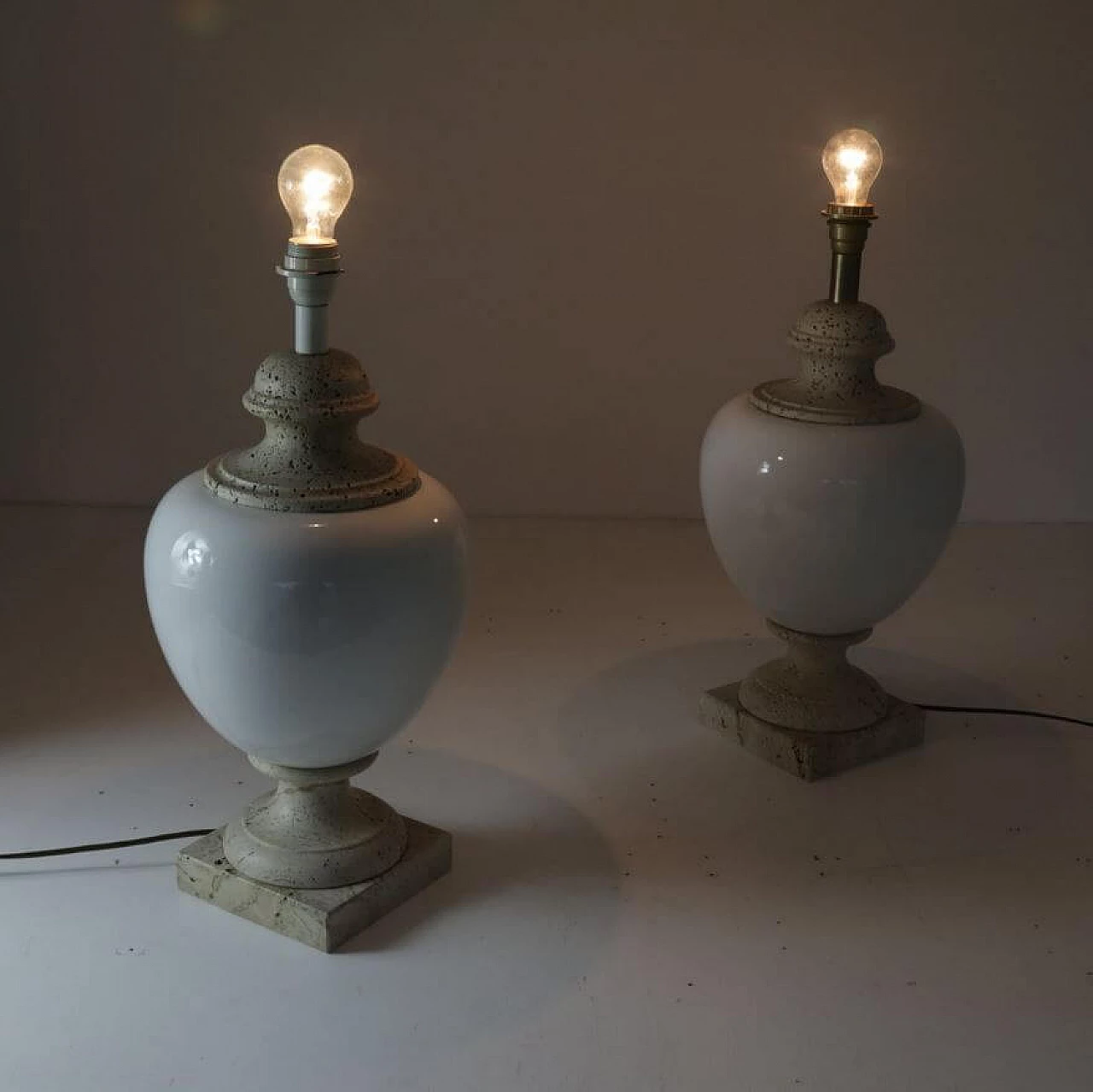 Coppia di lampade da tavolo in ceramica e travertino, anni '50 1371155