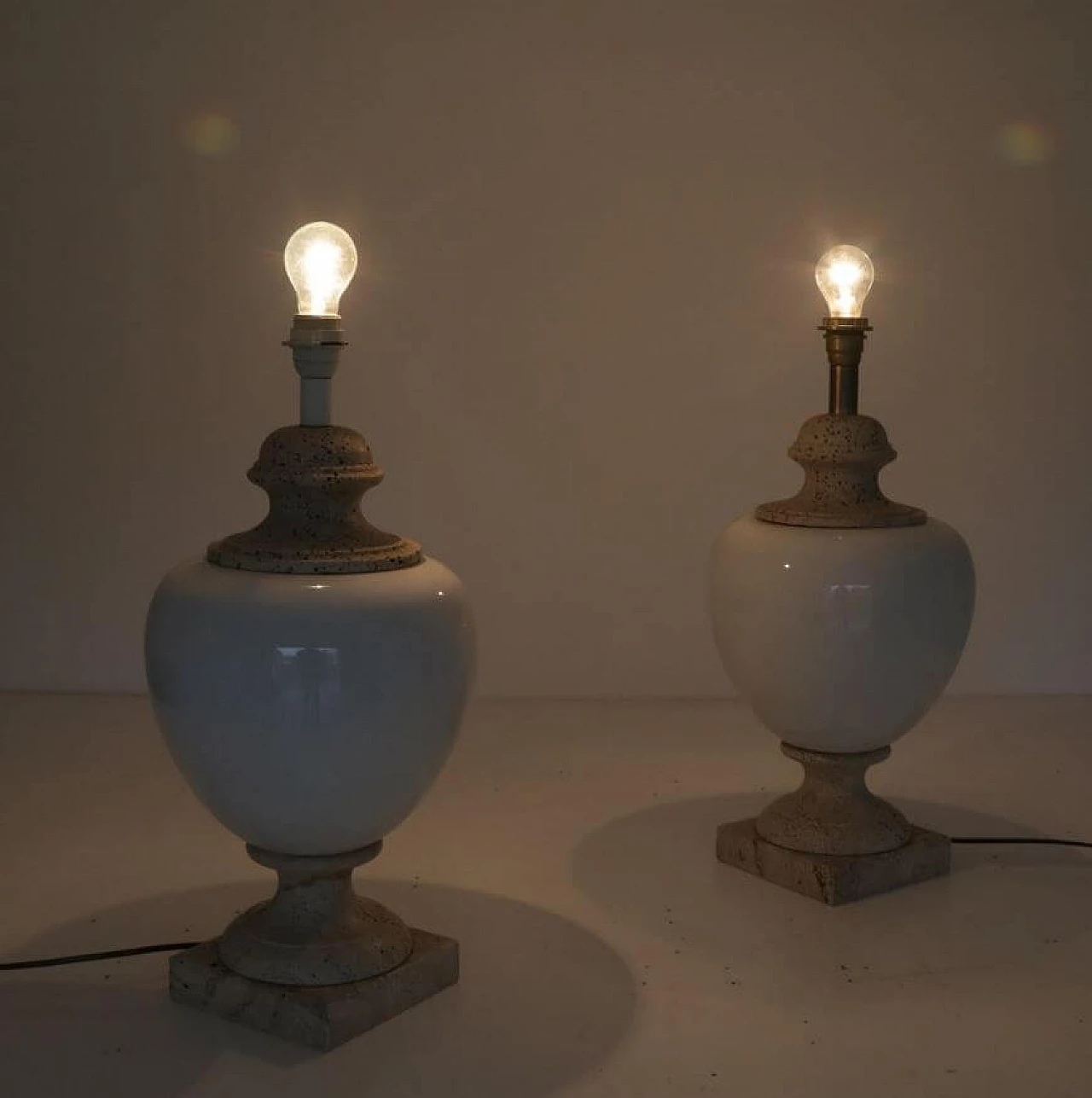Coppia di lampade da tavolo in ceramica e travertino, anni '50 1371156