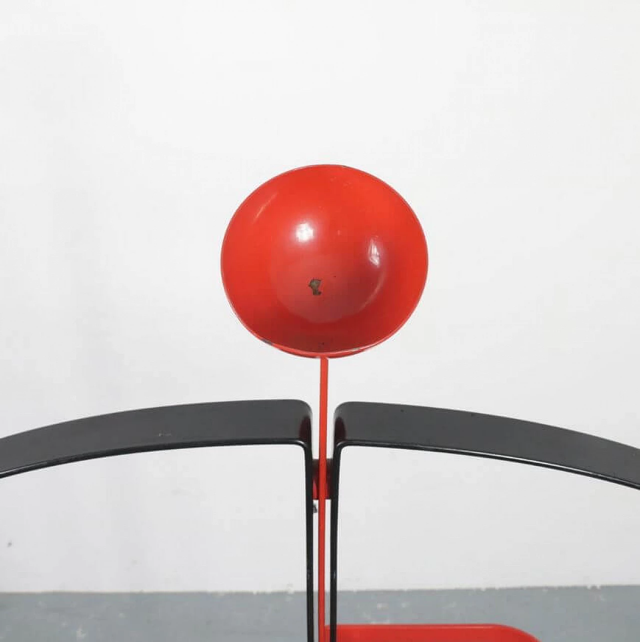 Appendiabiti in metallo nero e rosso, anni '70 1371255