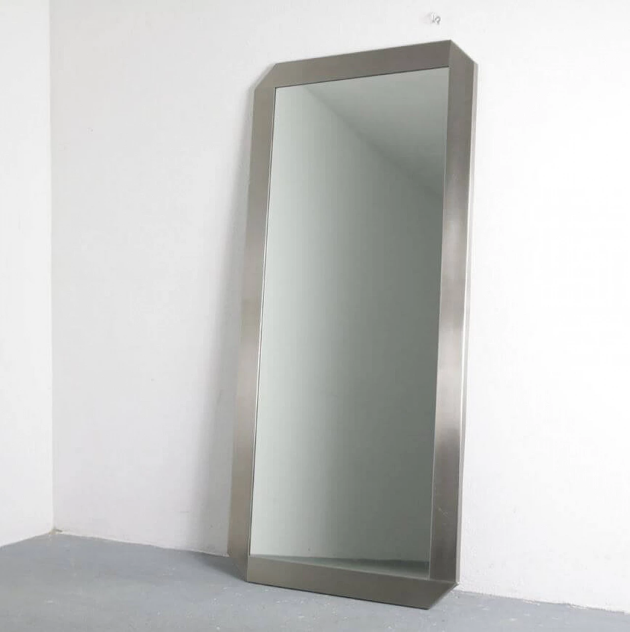 Specchio grande con cornice in metallo, anni '70 1371288