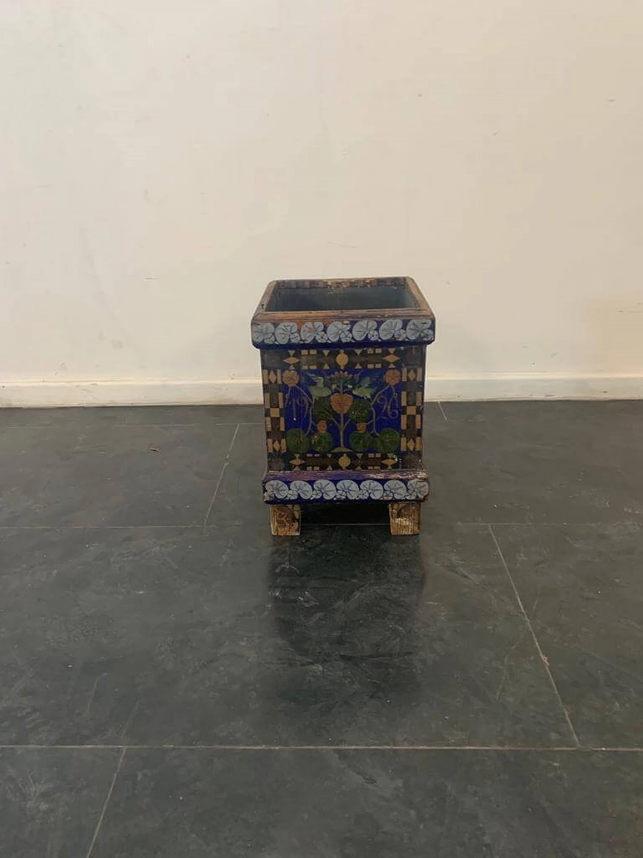 Art Nouveau planter lacquered and painted with flowers and birds, late 19th century 1371743