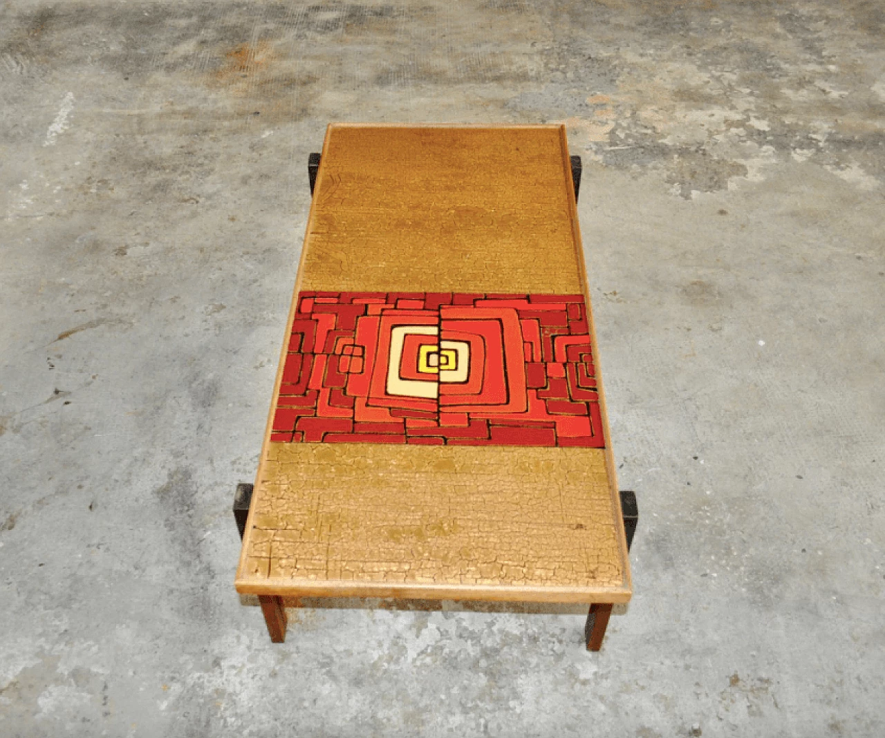 Tavolino in afrormosia, resina e craquelé dorato, anni '50 1372202