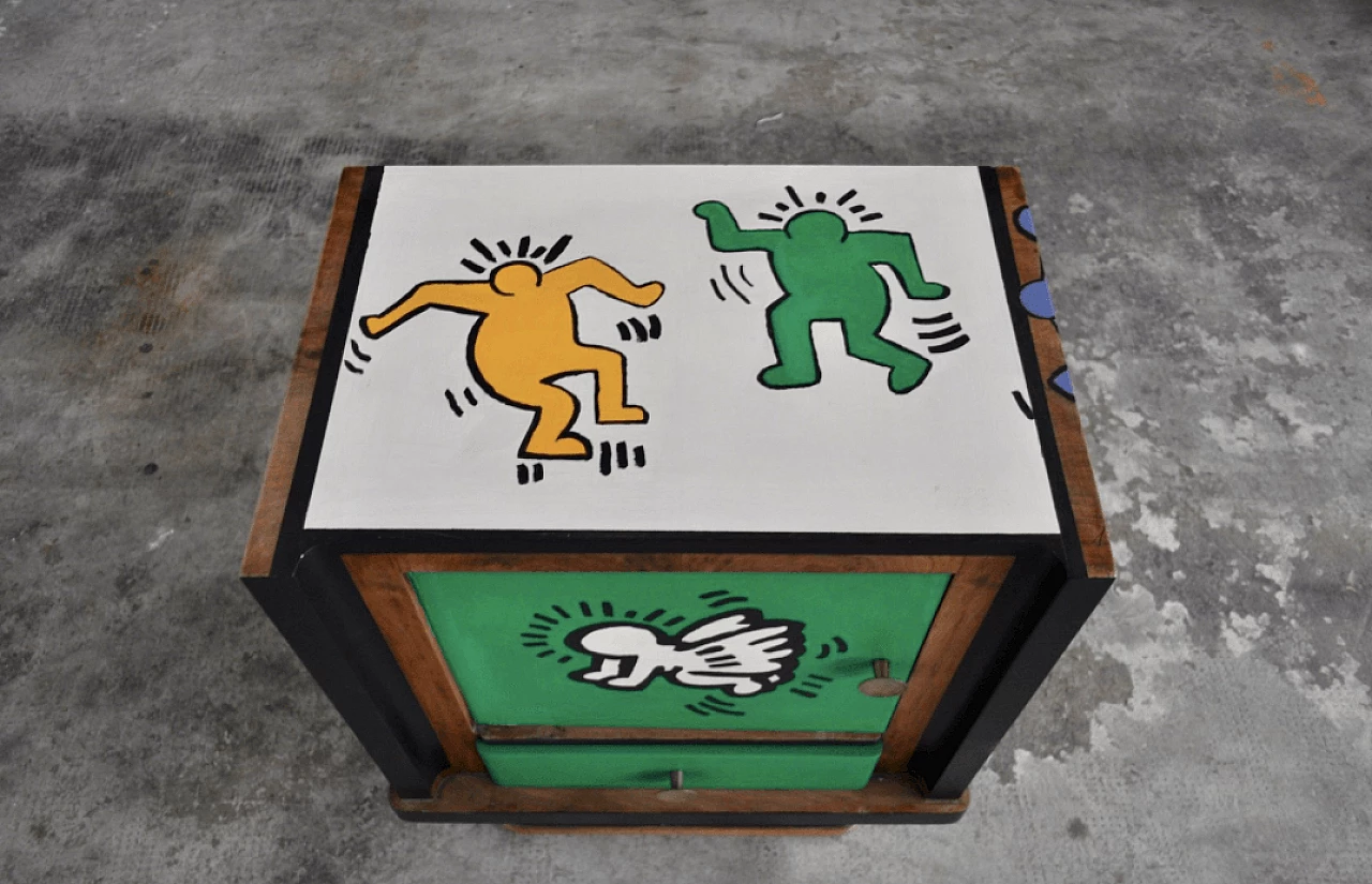 Coppia di comodini in noce dipinti con motivi di Keith Haring, anni '80 1372678