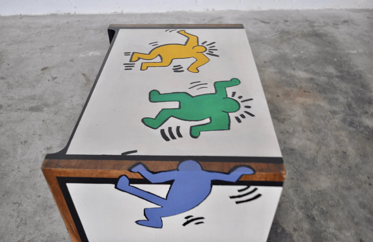 Coppia di comodini in noce dipinti con motivi di Keith Haring, anni '80 1372680