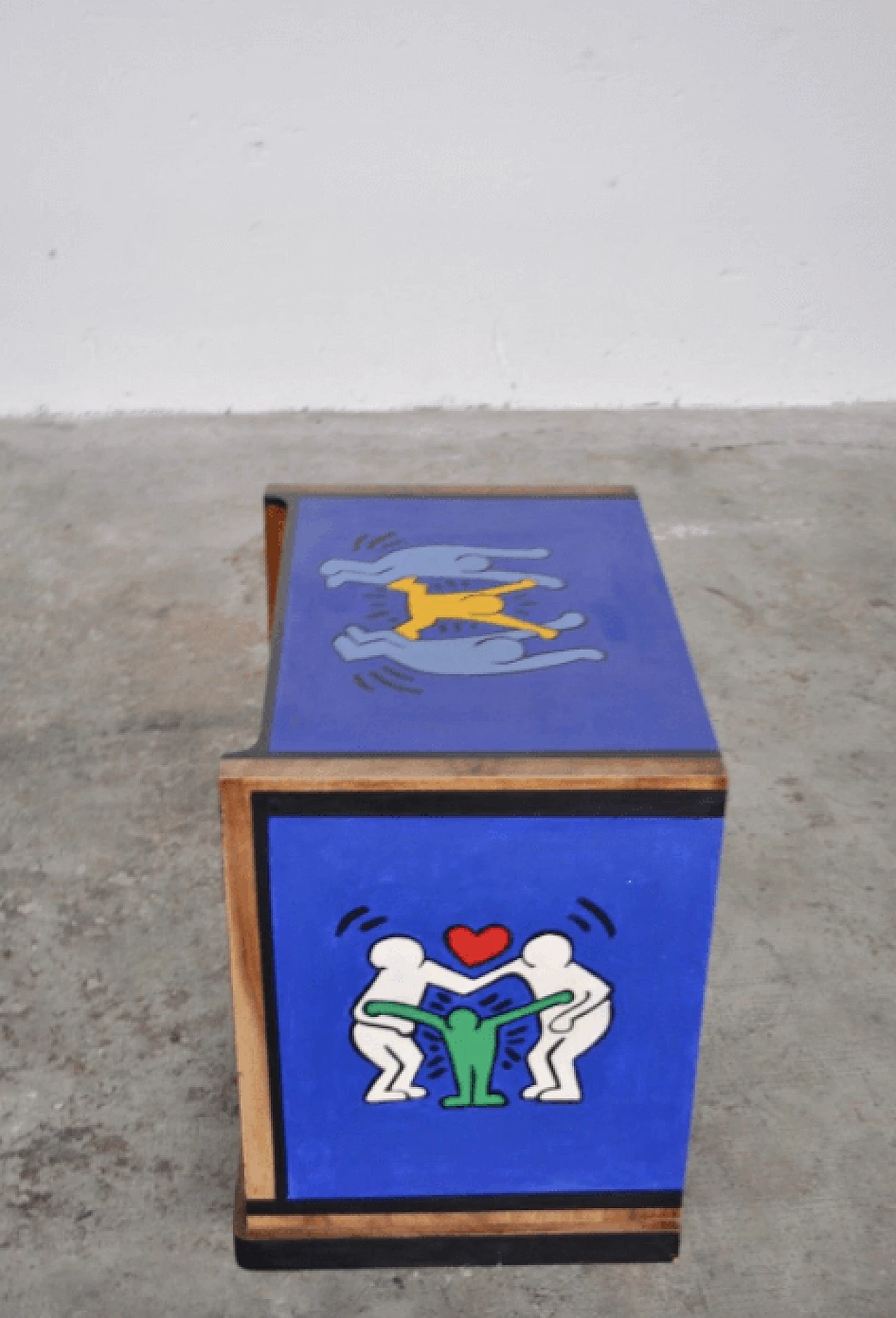 Coppia di comodini in noce dipinti con motivi di Keith Haring, anni '80 1372683