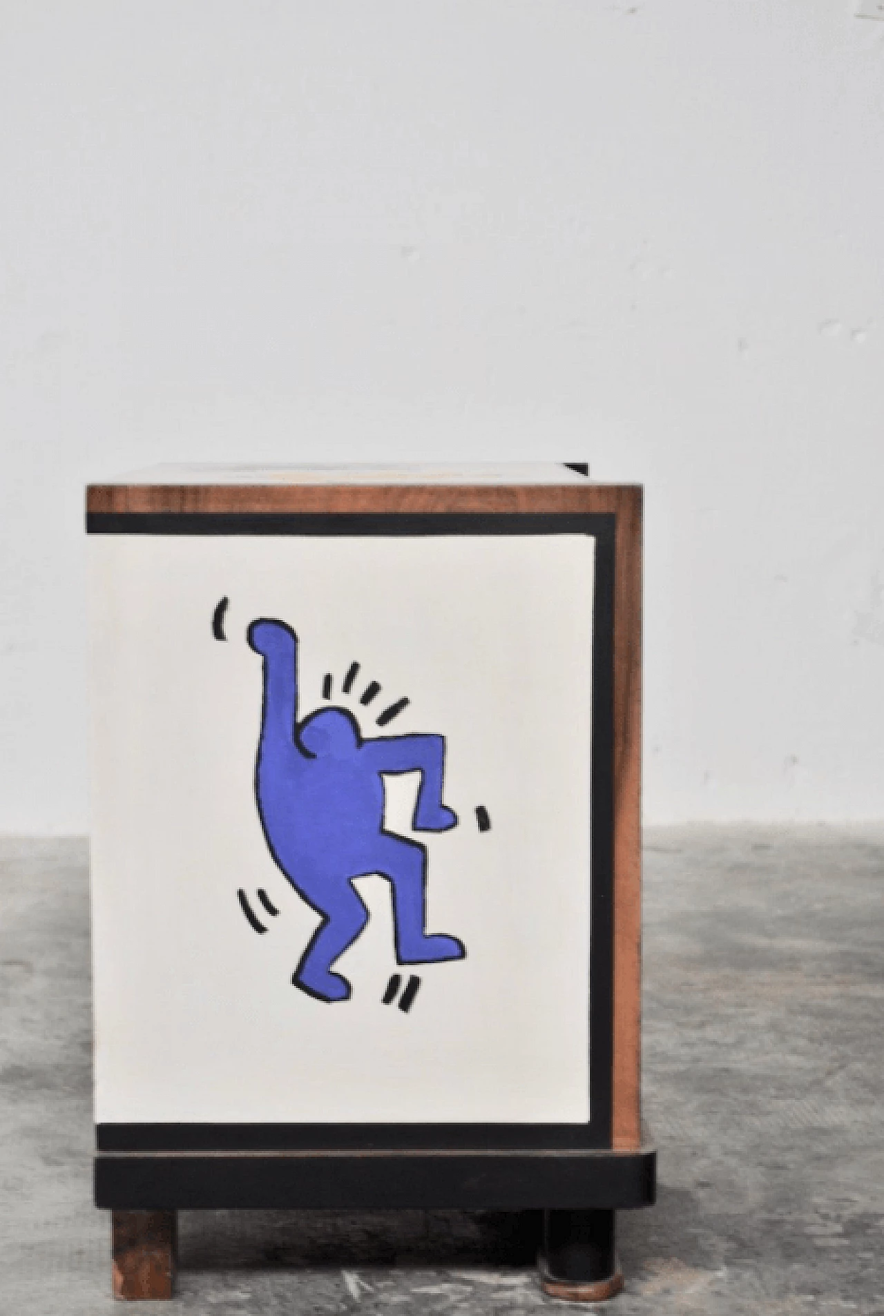 Coppia di comodini in noce dipinti con motivi di Keith Haring, anni '80 1372684