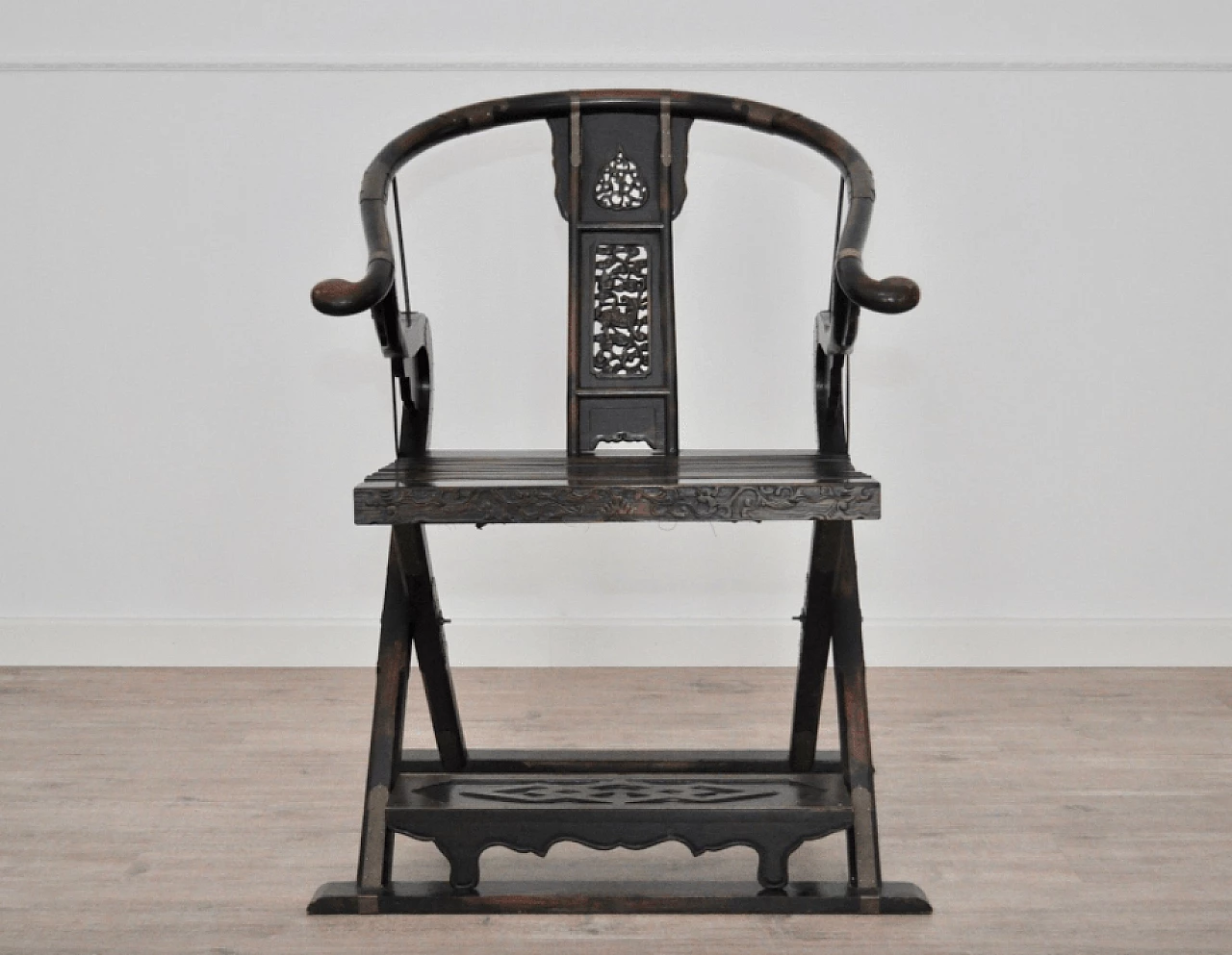 Sedia cinese pieghevole in legno di olmo e metallo, fine '800 1372687