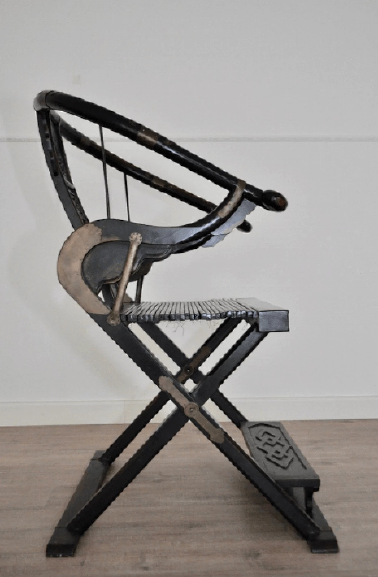 Sedia cinese pieghevole in legno di olmo e metallo, fine '800 1372688